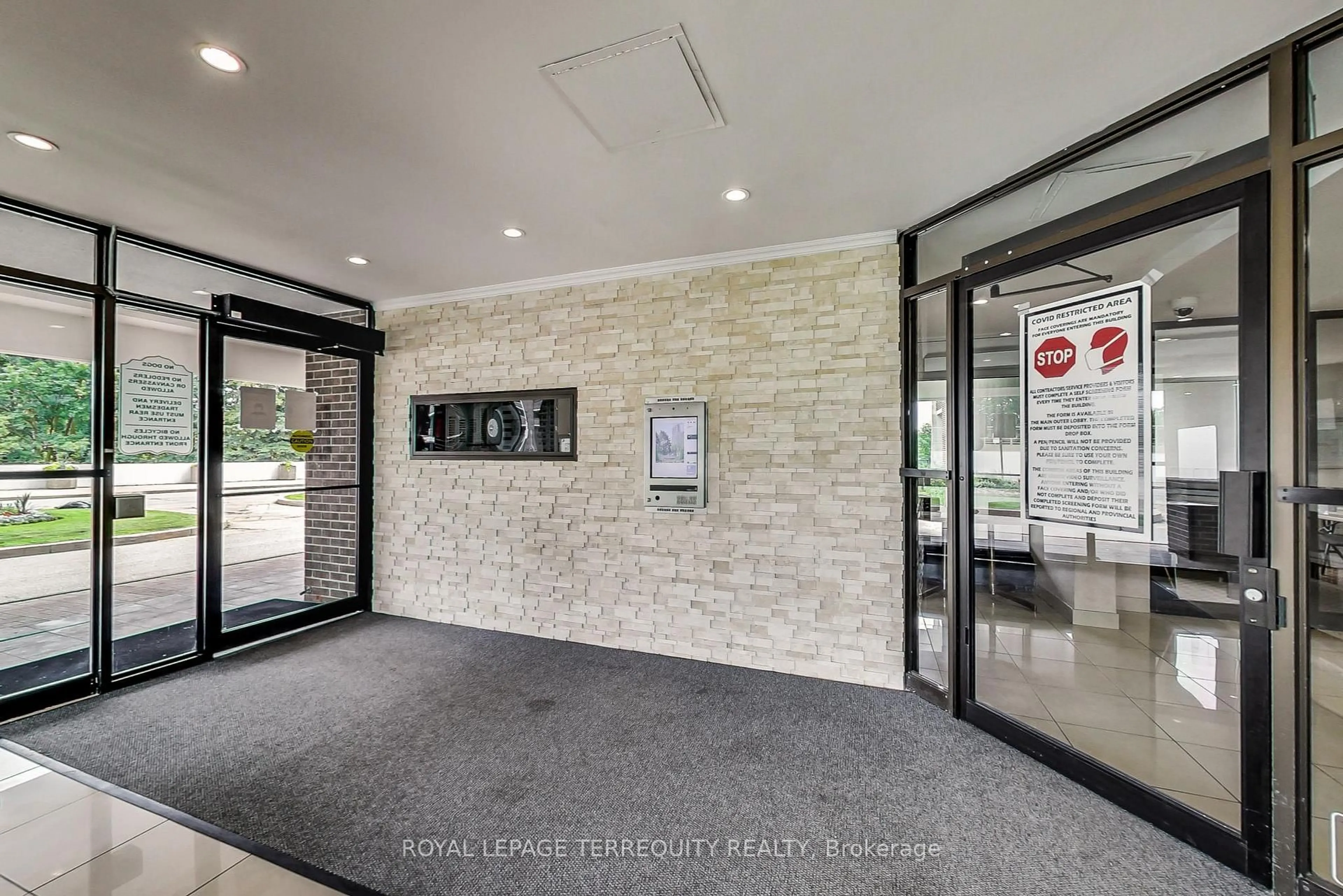Indoor foyer for 1515 Lakeshore Rd #1510, Mississauga Ontario L5E 3E3