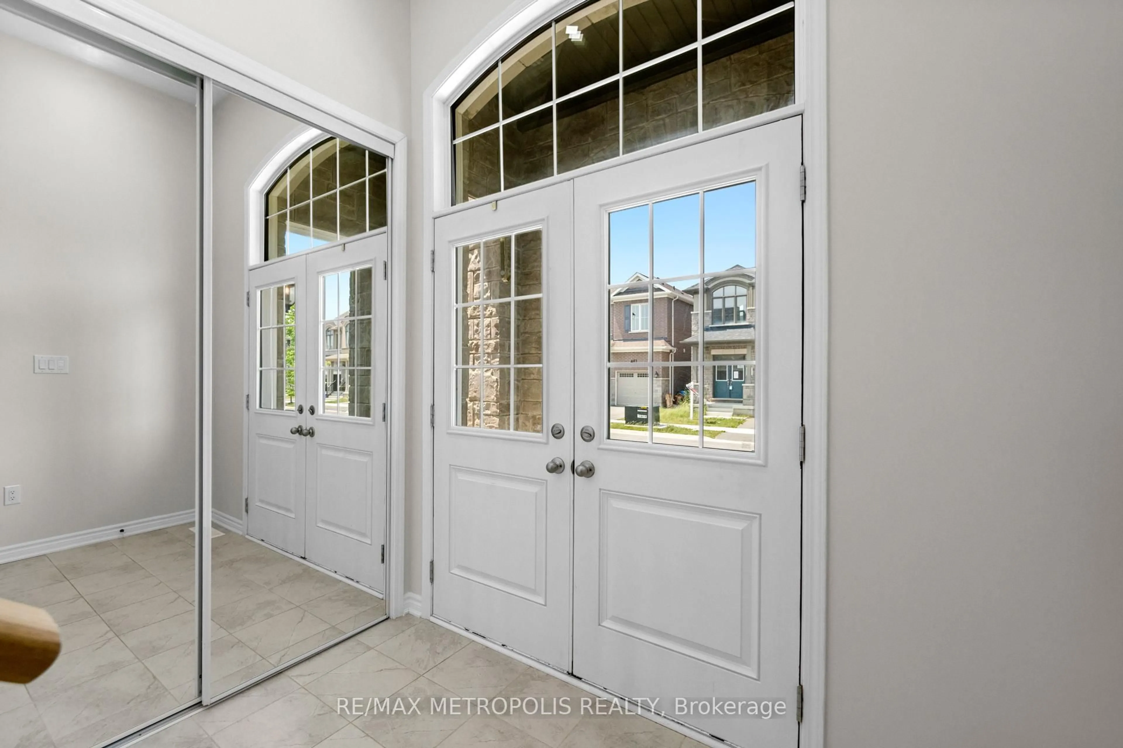 Indoor entryway for 476 Boyd Lane, Milton Ontario L9E 1W6