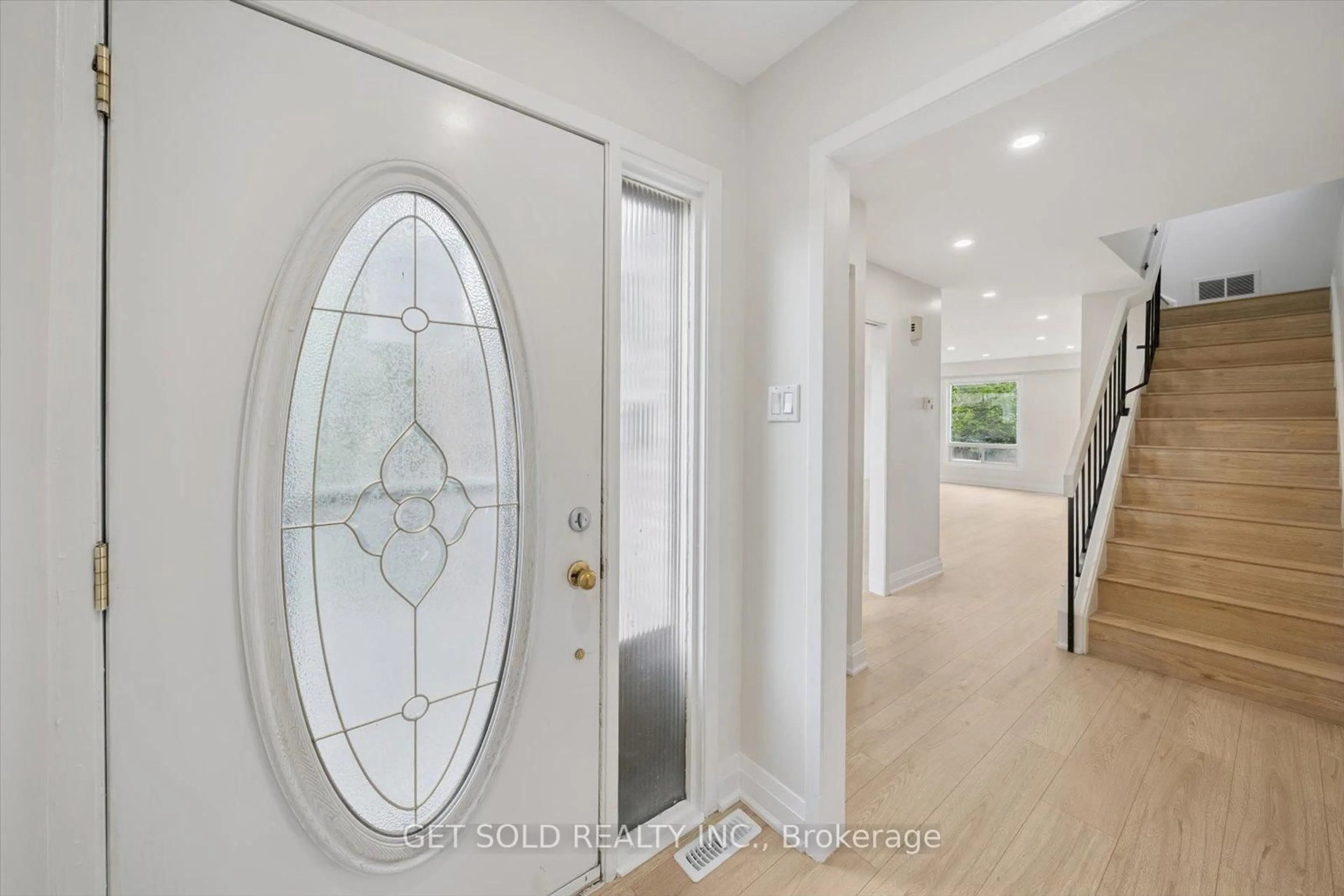 Indoor entryway for 7149 Delmonte Cres, Mississauga Ontario L4T 3L4
