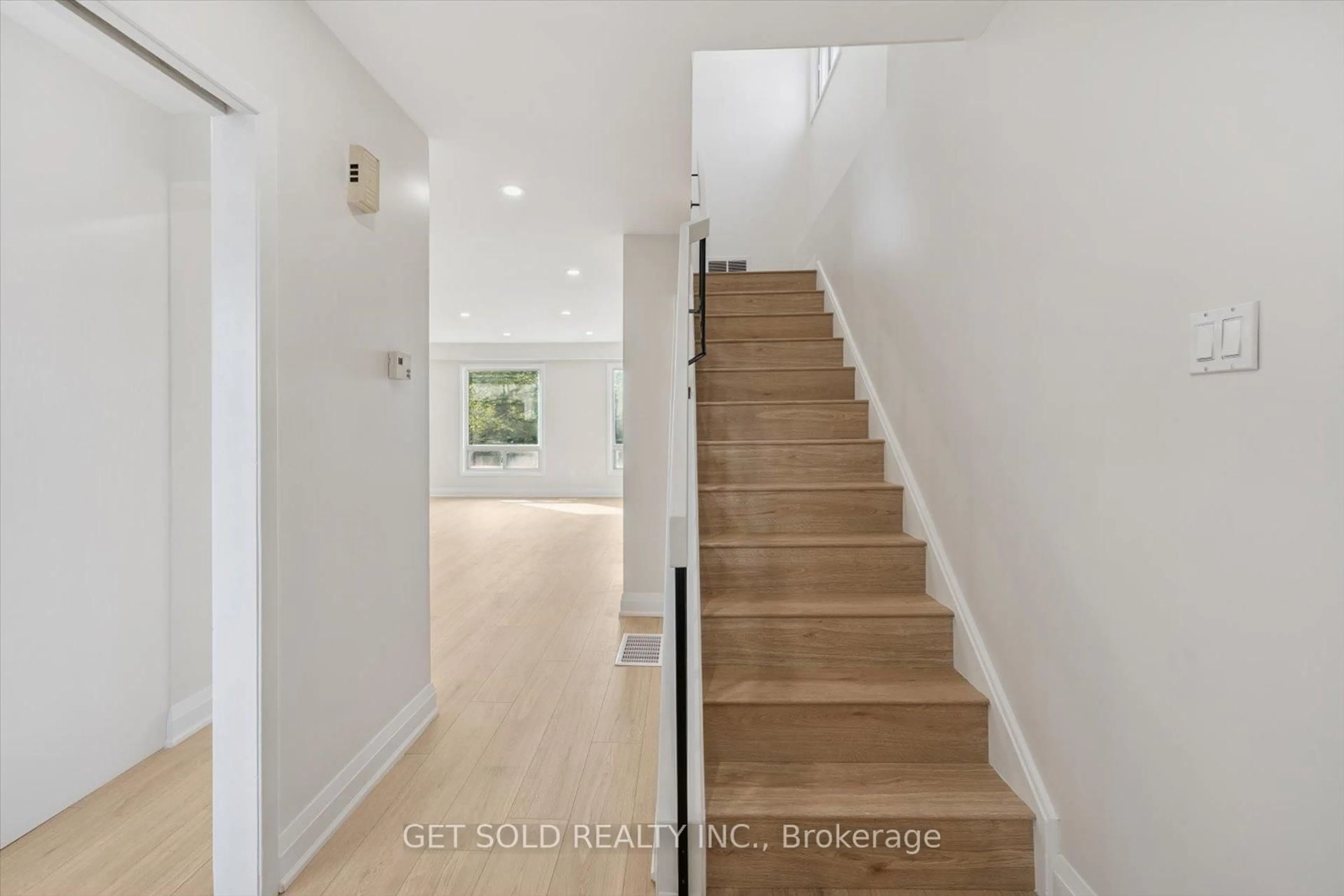 Stairs for 7149 Delmonte Cres, Mississauga Ontario L4T 3L4