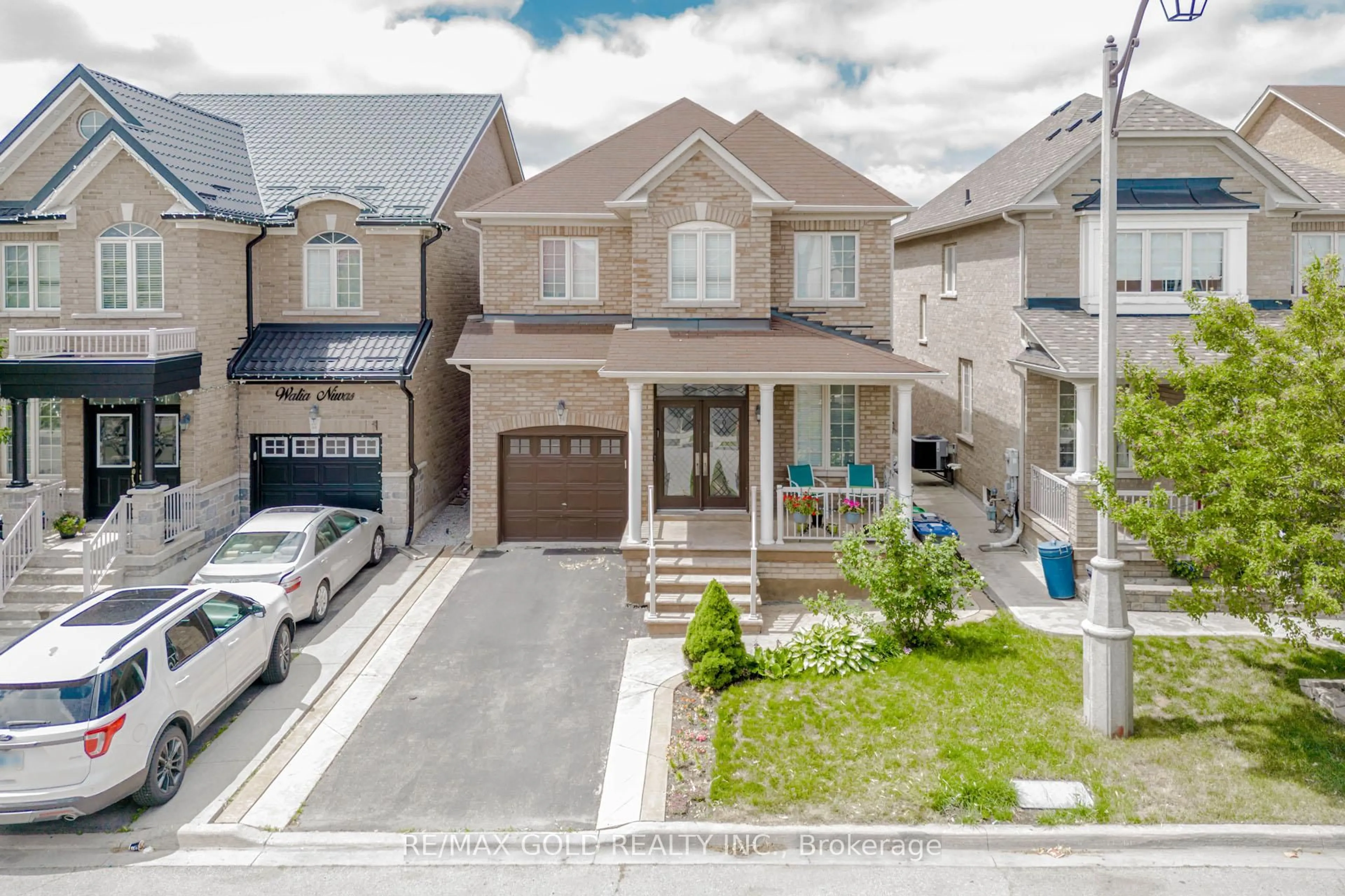 A pic from outside/outdoor area/front of a property/back of a property/a pic from drone, street for 24 Frostbite Lane, Brampton Ontario L6R 3L6