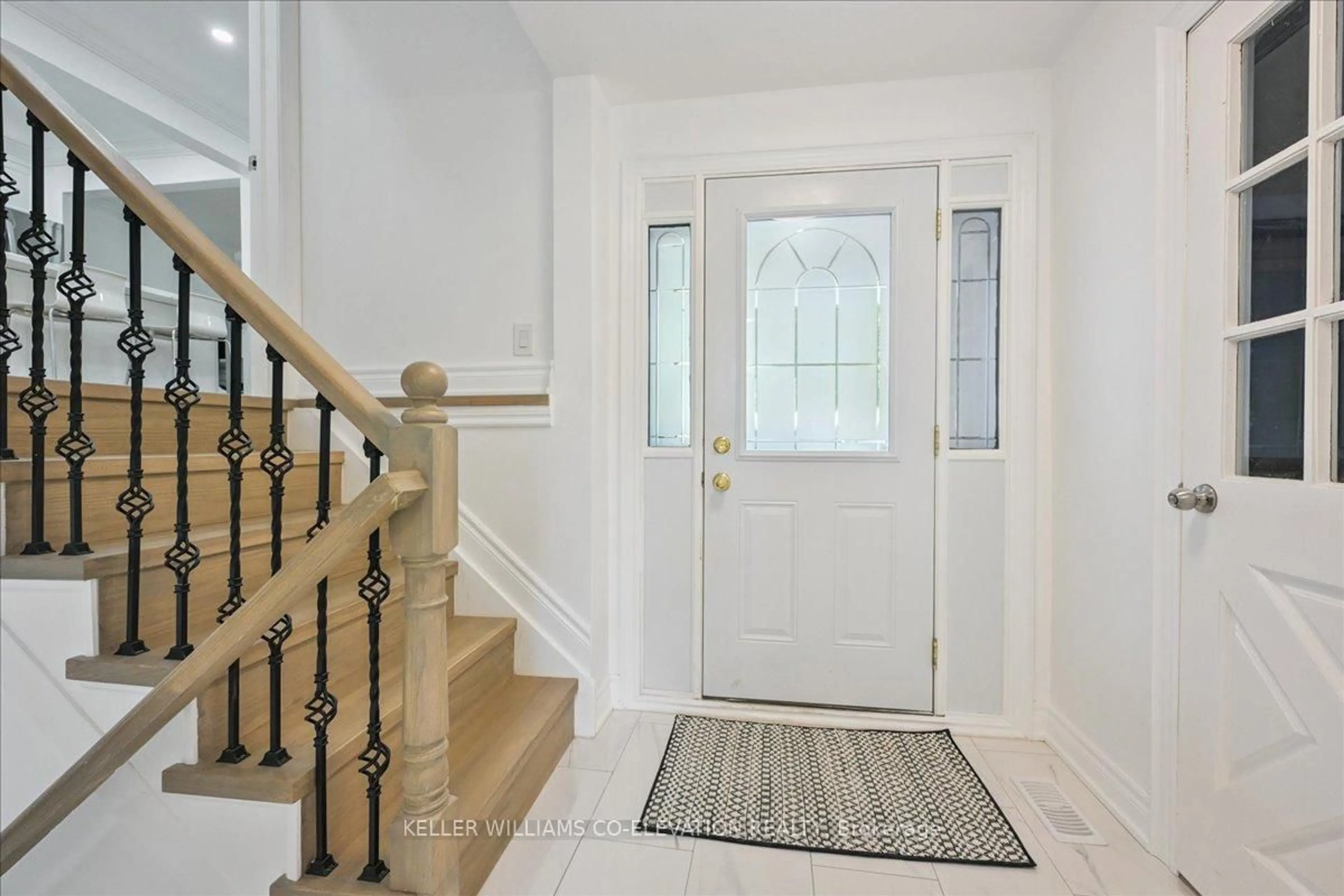 Indoor entryway for 379 Bryant Cres, Burlington Ontario L7L 3Z4