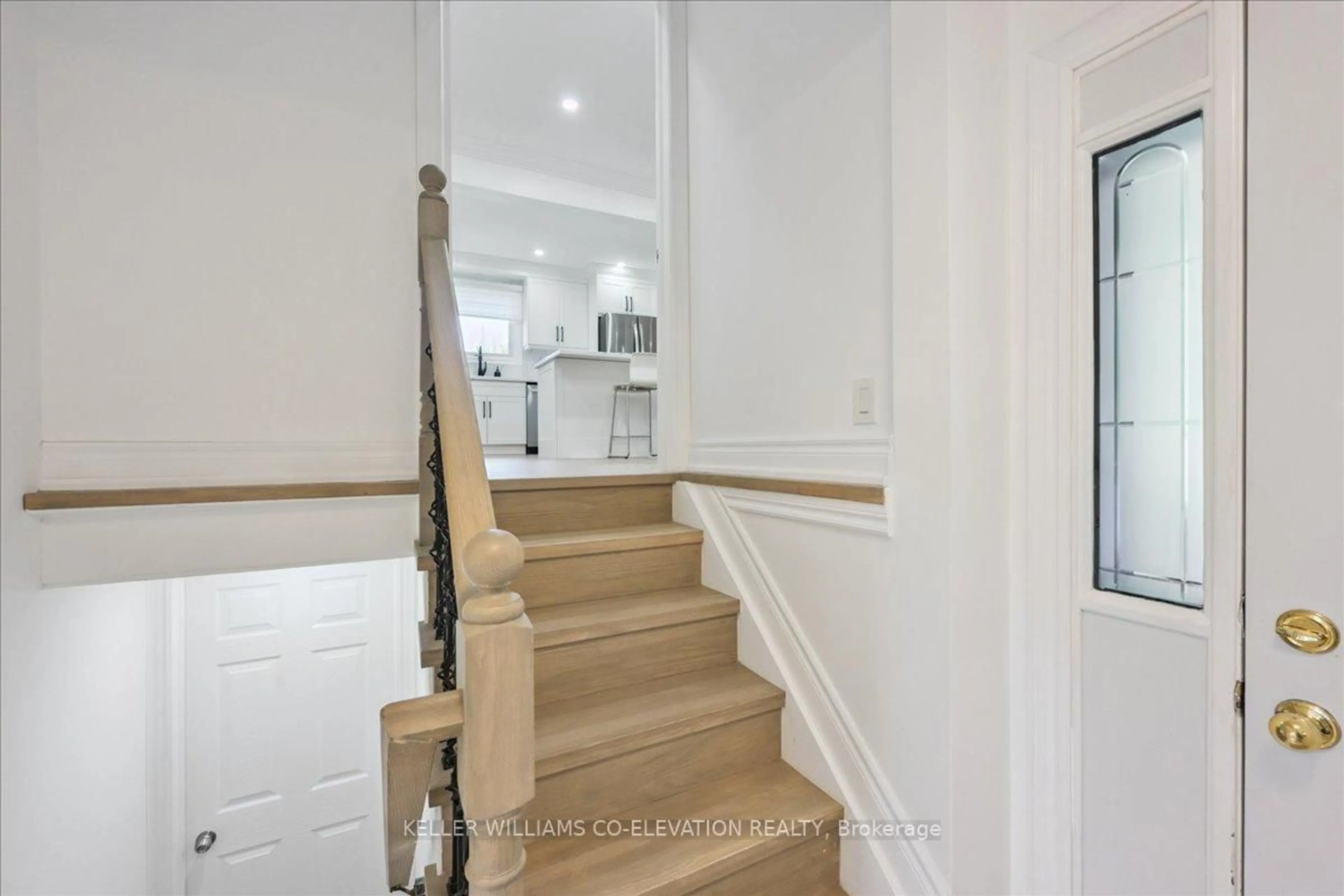 Stairs for 379 Bryant Cres, Burlington Ontario L7L 3Z4