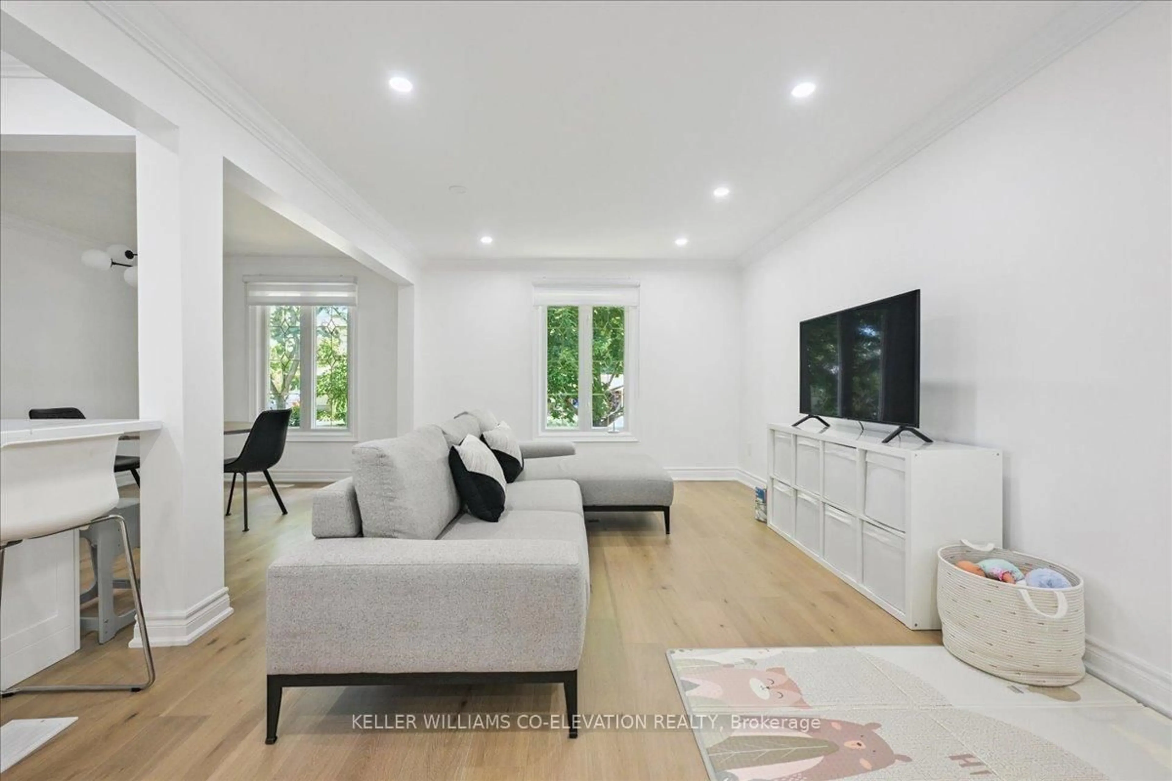 Living room with furniture, unknown for 379 Bryant Cres, Burlington Ontario L7L 3Z4