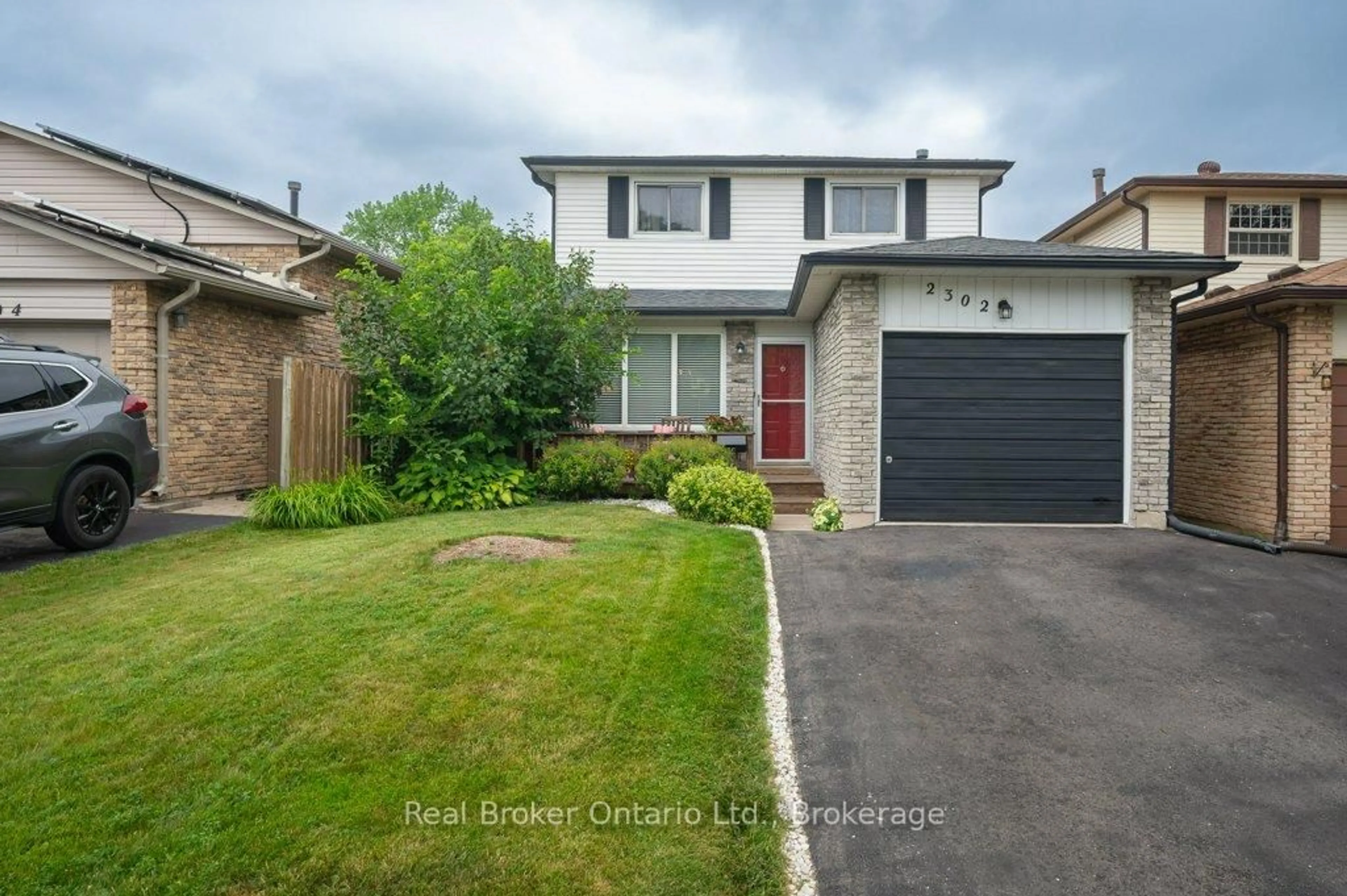 A pic from outside/outdoor area/front of a property/back of a property/a pic from drone, street for 2302 Malcolm Cres, Burlington Ontario L7P 4H3
