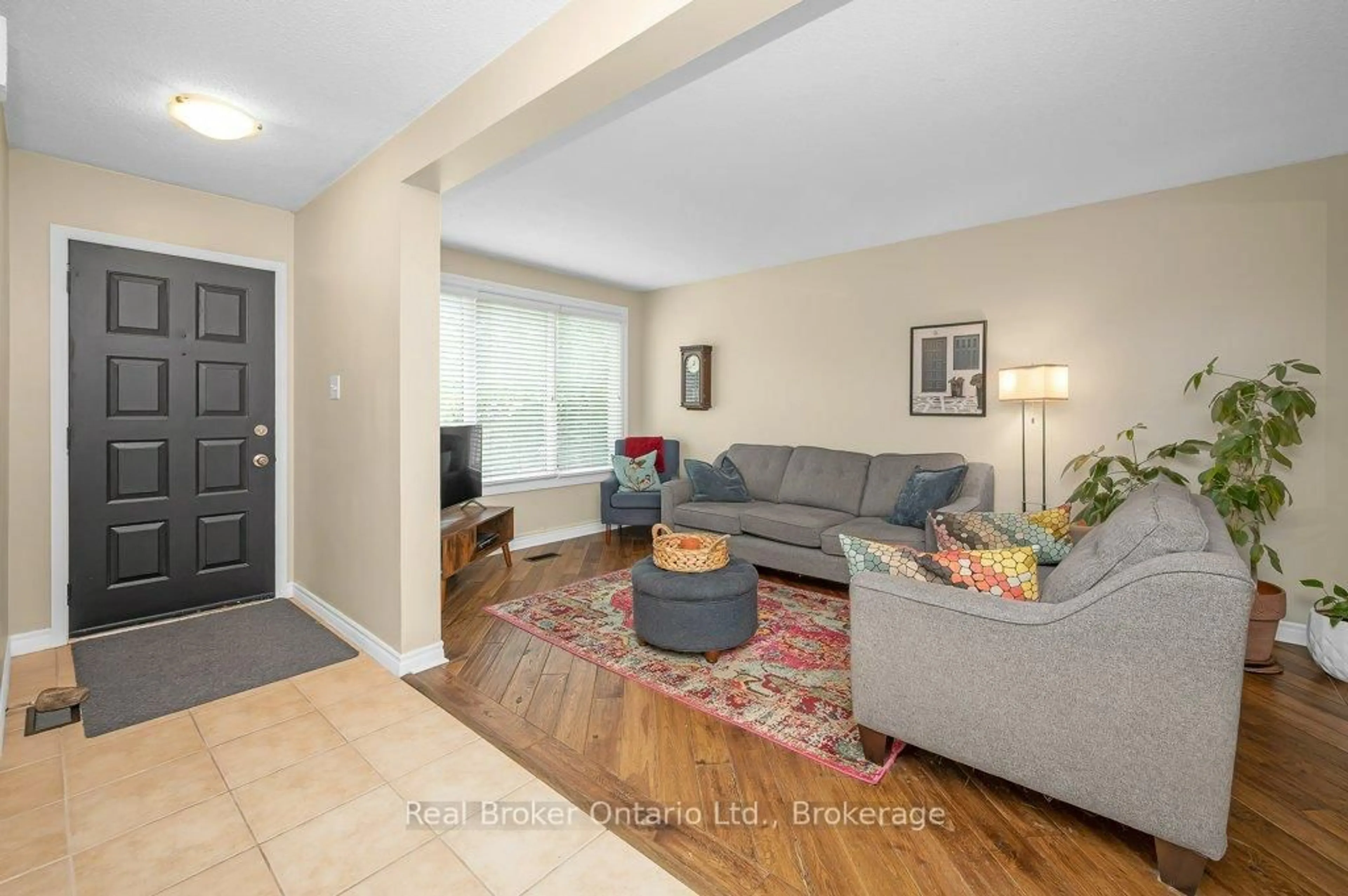 Living room with furniture, unknown for 2302 Malcolm Cres, Burlington Ontario L7P 4H3