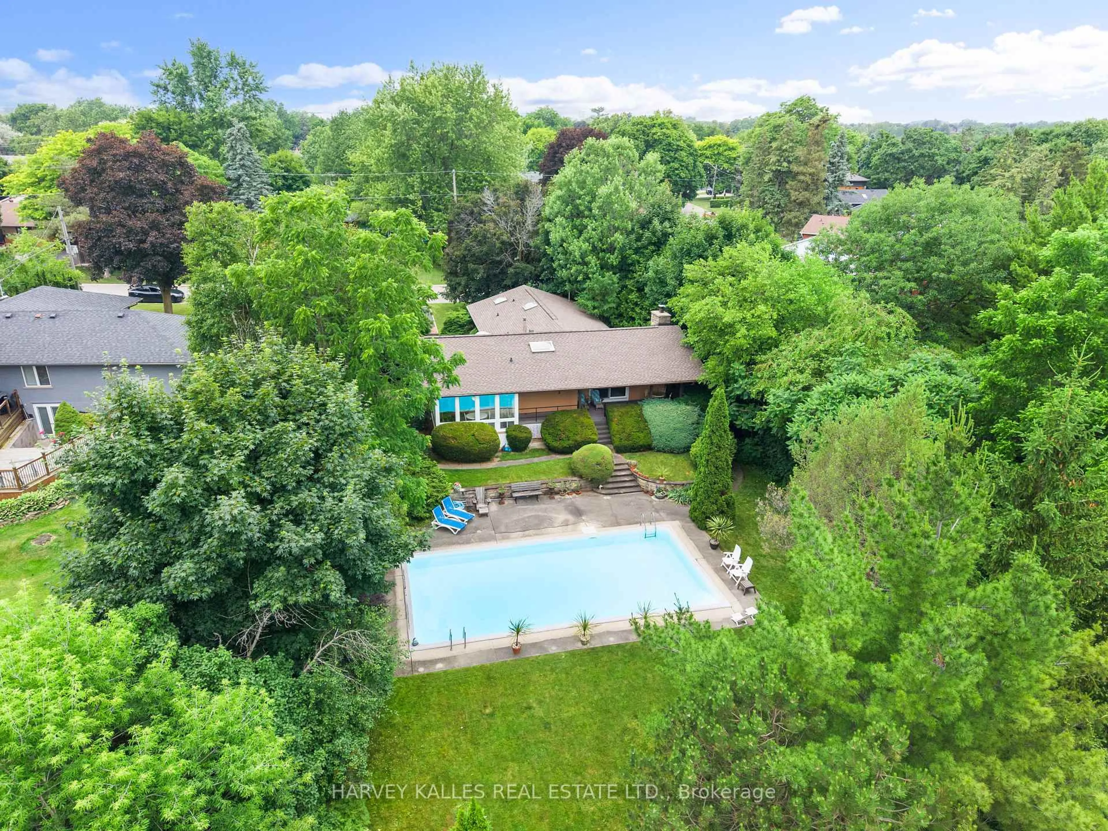 A pic from outside/outdoor area/front of a property/back of a property/a pic from drone, unknown for 5 Shady Lawn Crt, Mississauga Ontario L5N 1H2