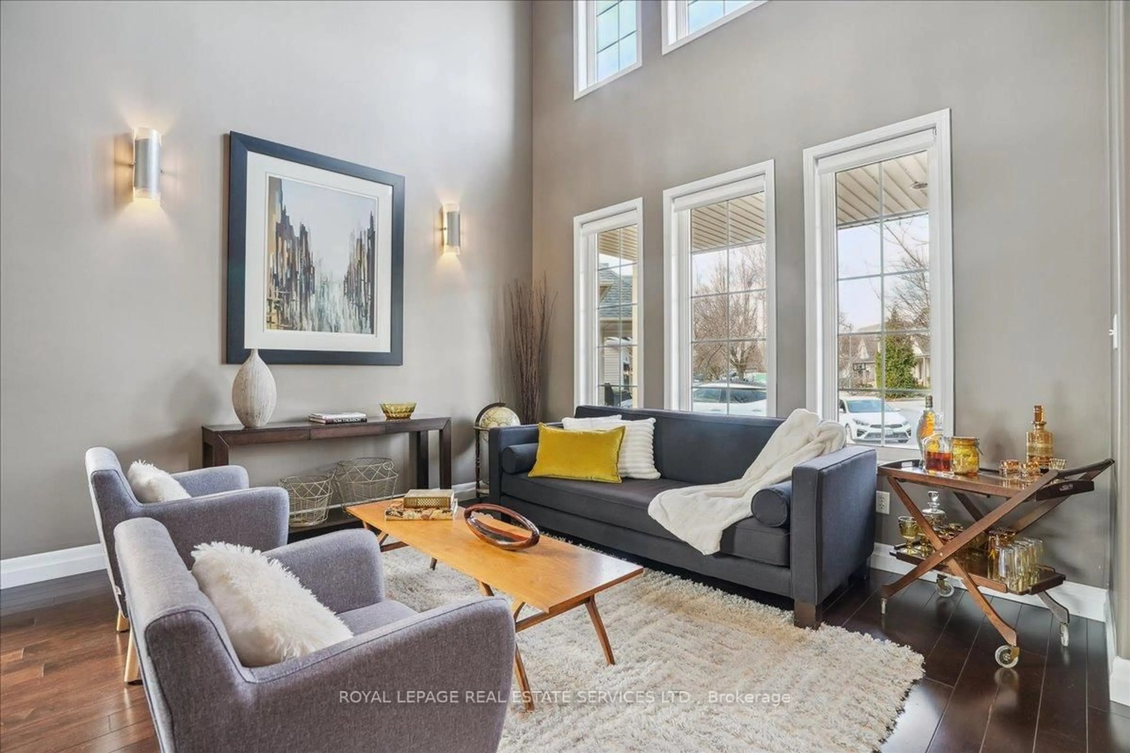 Living room with furniture, unknown for 5956 Chercover Crt, Burlington Ontario L7L 6T2