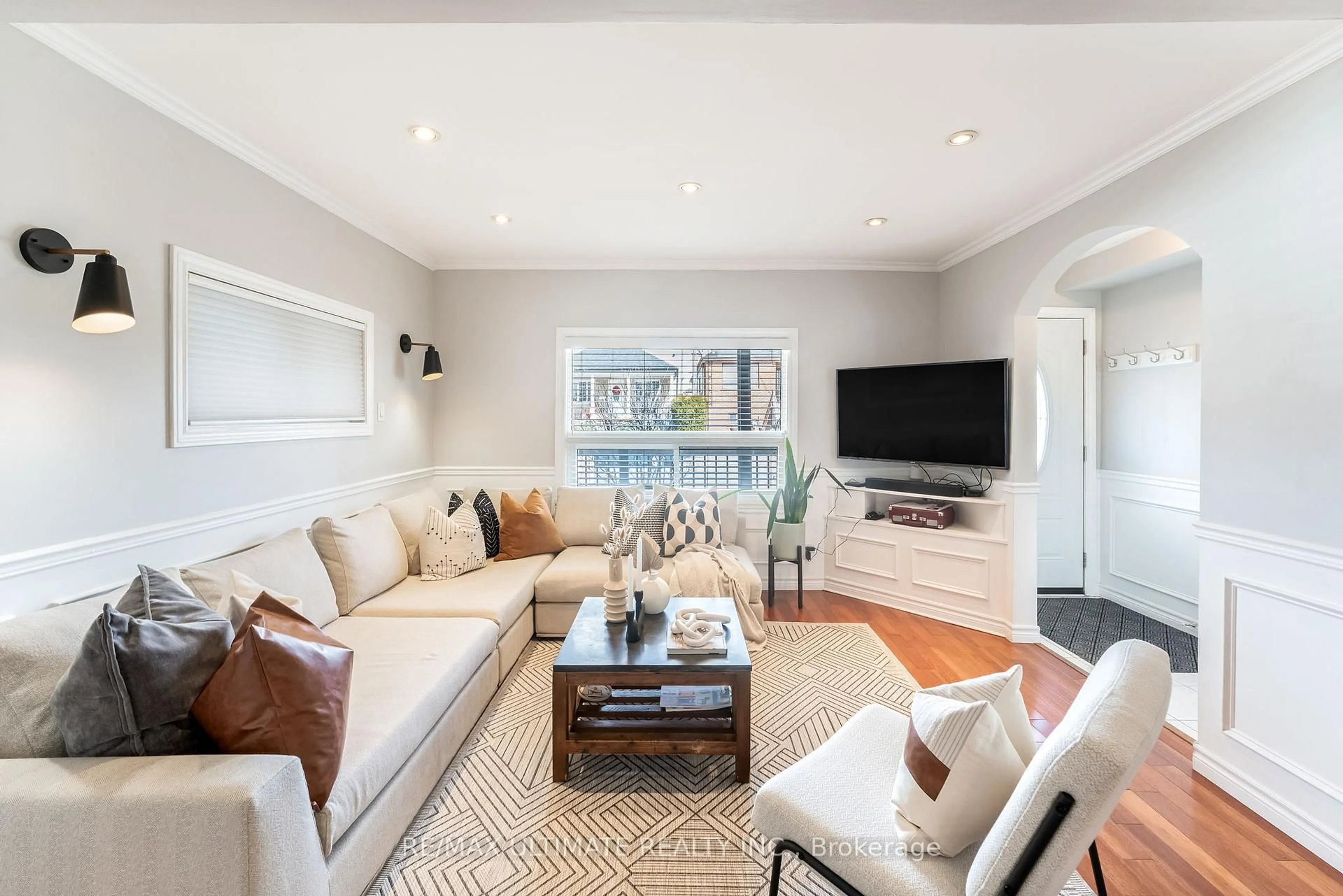 Living room with furniture, unknown for 33 Seneca Ave, Toronto Ontario M6N 2G7
