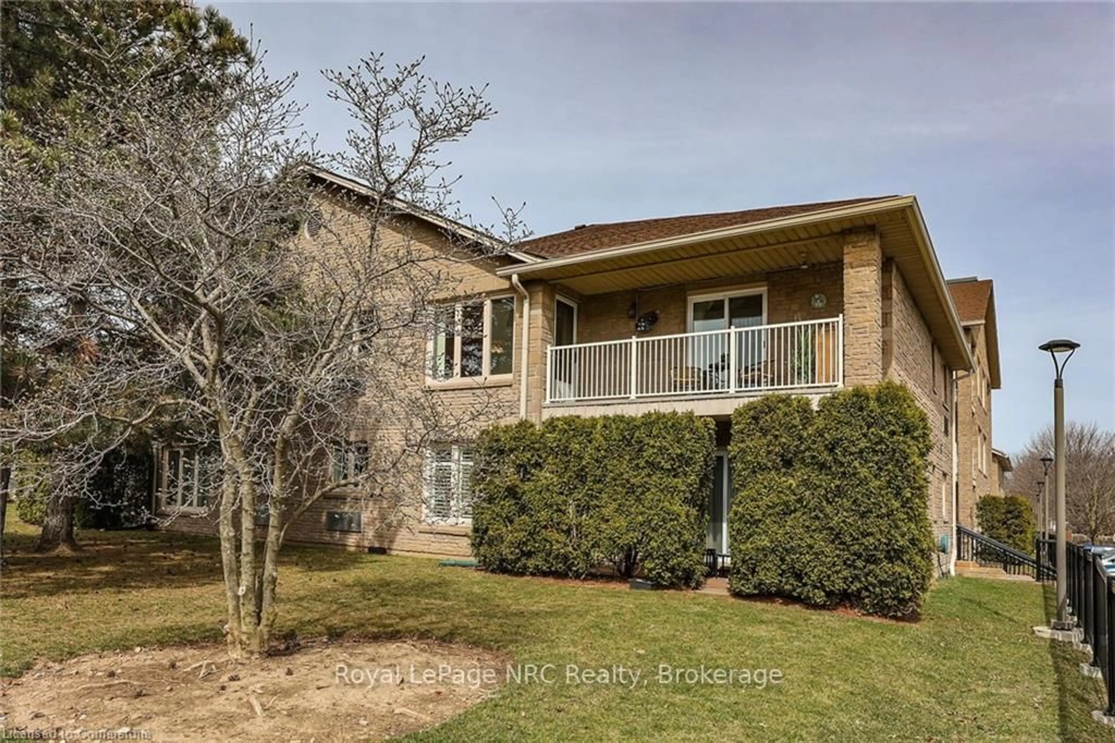 Home with brick exterior material, building for 3050 Pinemeadow Dr #16, Burlington Ontario L7M 3X5