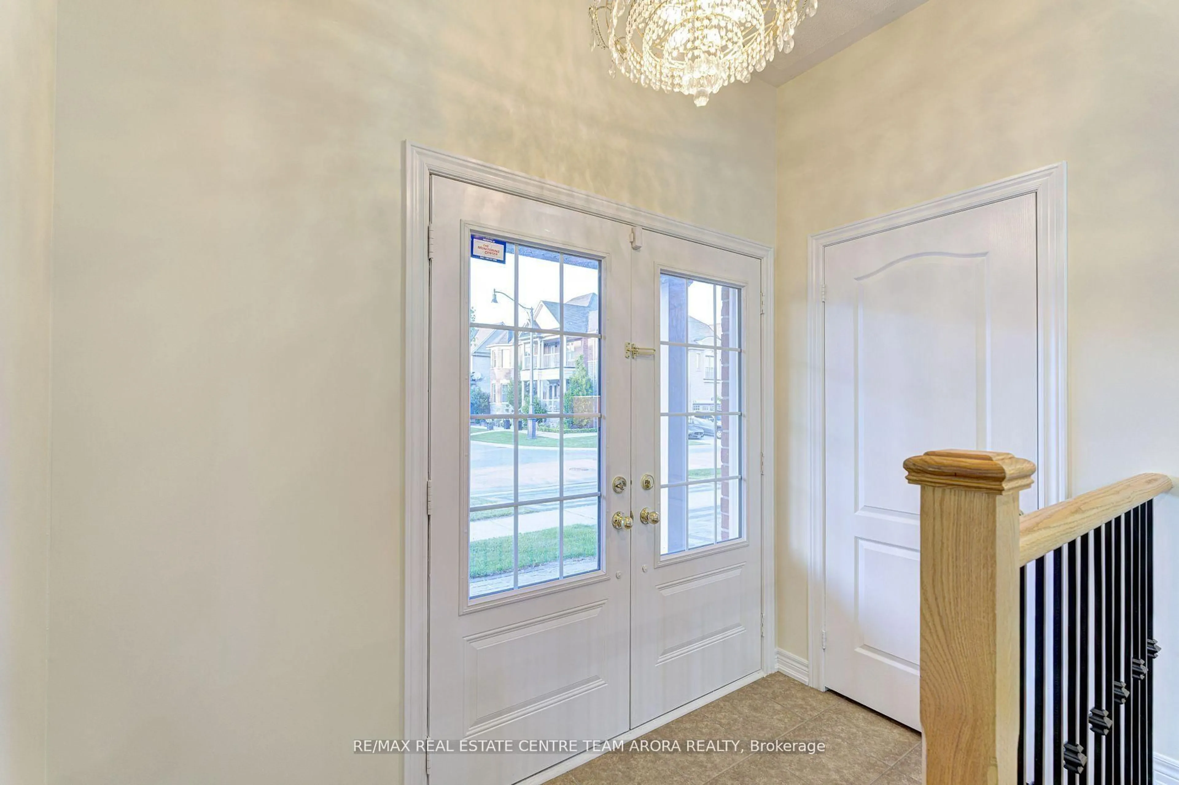 Indoor entryway for 42 Arrowpoint Dr, Brampton Ontario L6Y 0Y8
