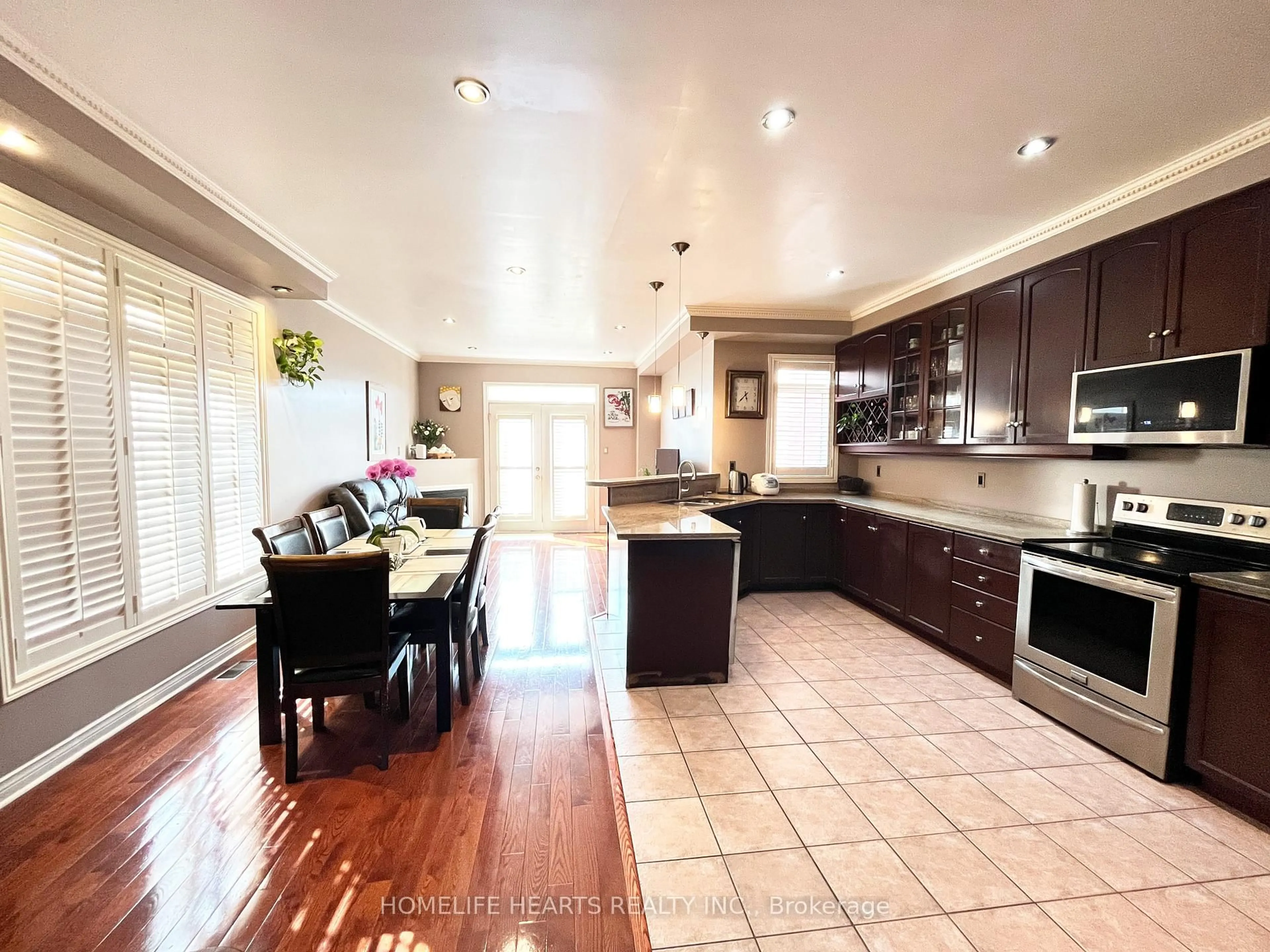 Open concept kitchen, ceramic/tile floor for 516 Lumberton Cres, Mississauga Ontario L4Z 3Z7