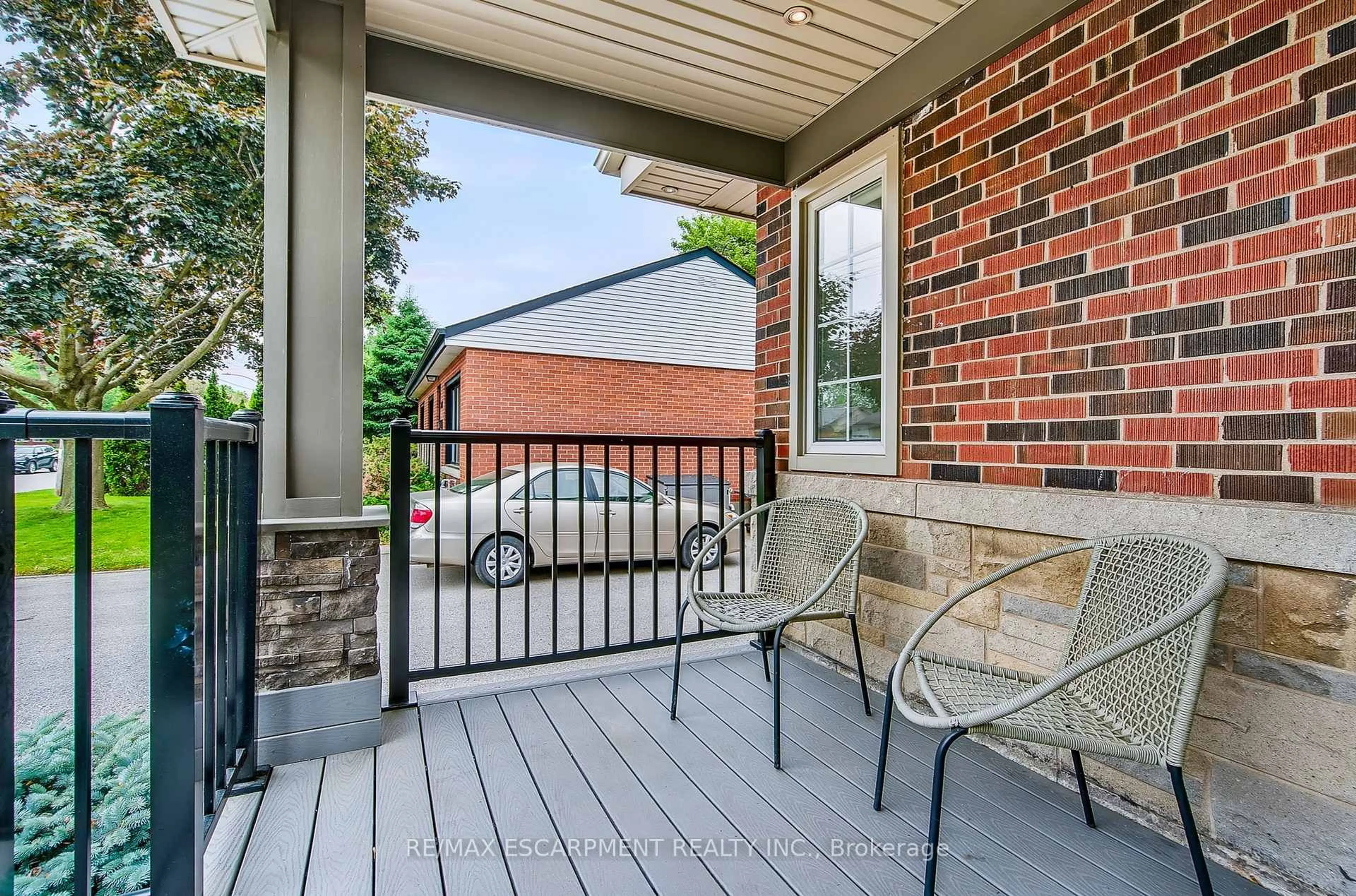 Patio, street for 2217 Ghent Ave, Burlington Ontario L7R 1Y6