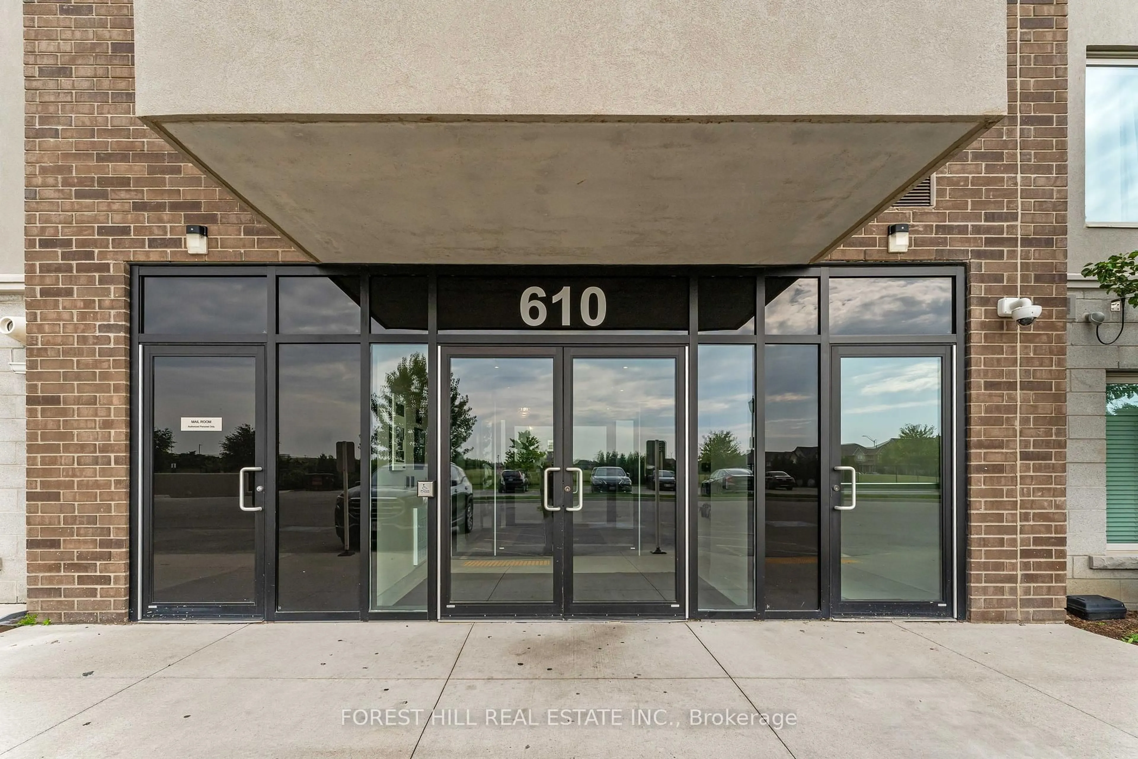 Indoor foyer for 610 Farmstead Dr #201, Milton Ontario L9T 9X5
