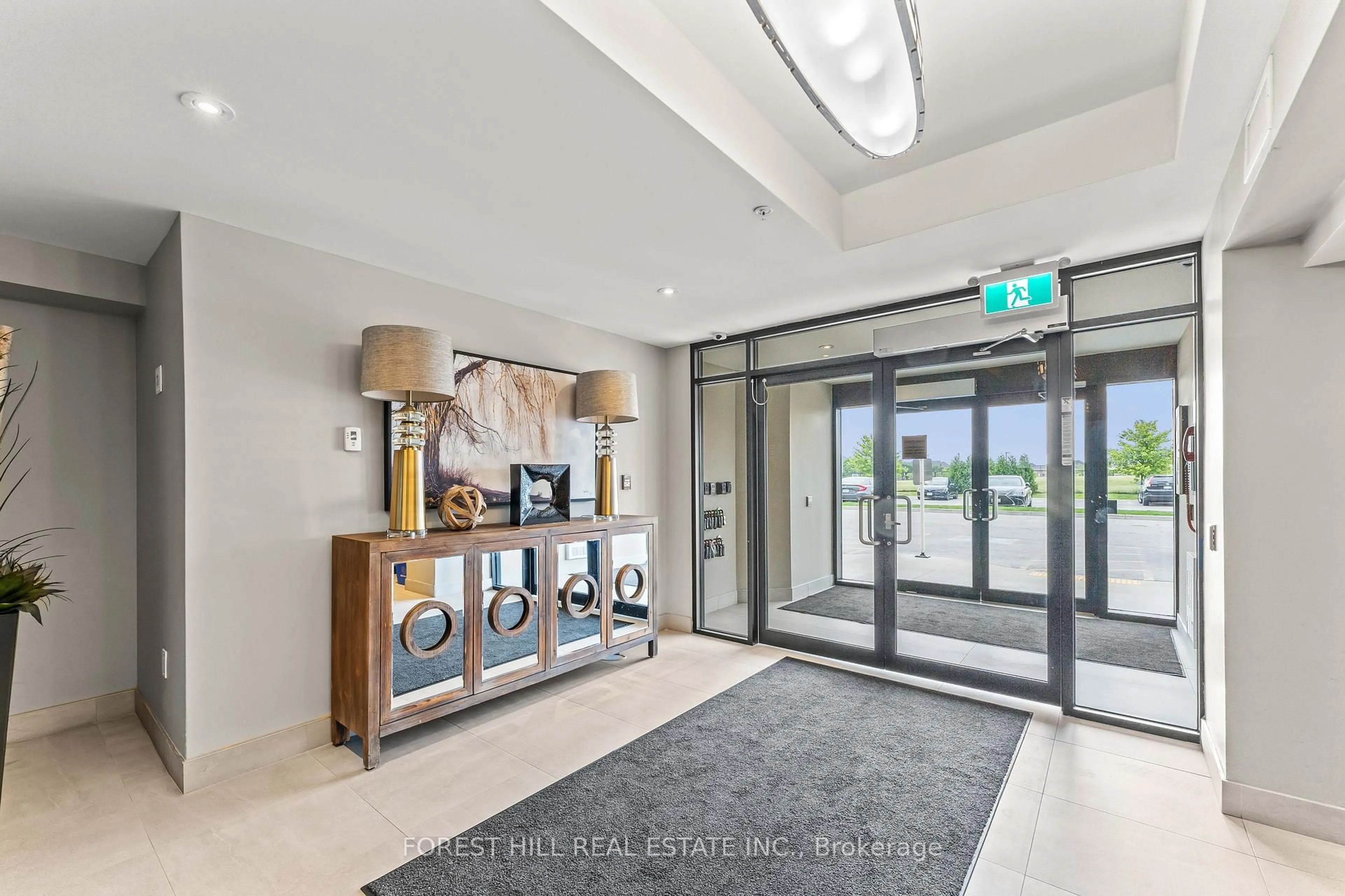 Indoor foyer for 610 Farmstead Dr #201, Milton Ontario L9T 9X5