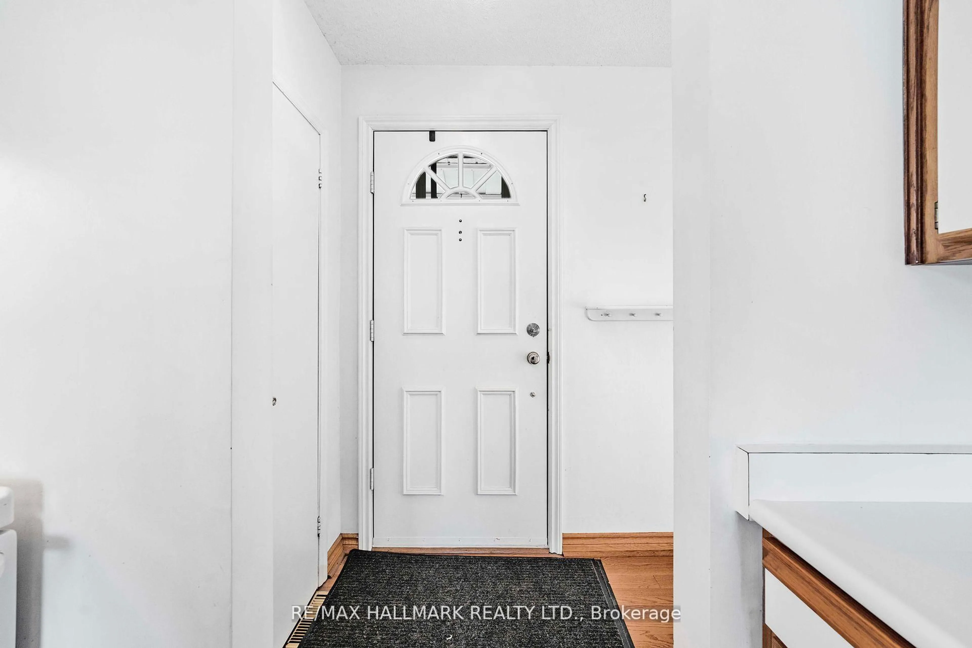 Indoor entryway for 17 Tofield Cres, Toronto Ontario M9W 2B8