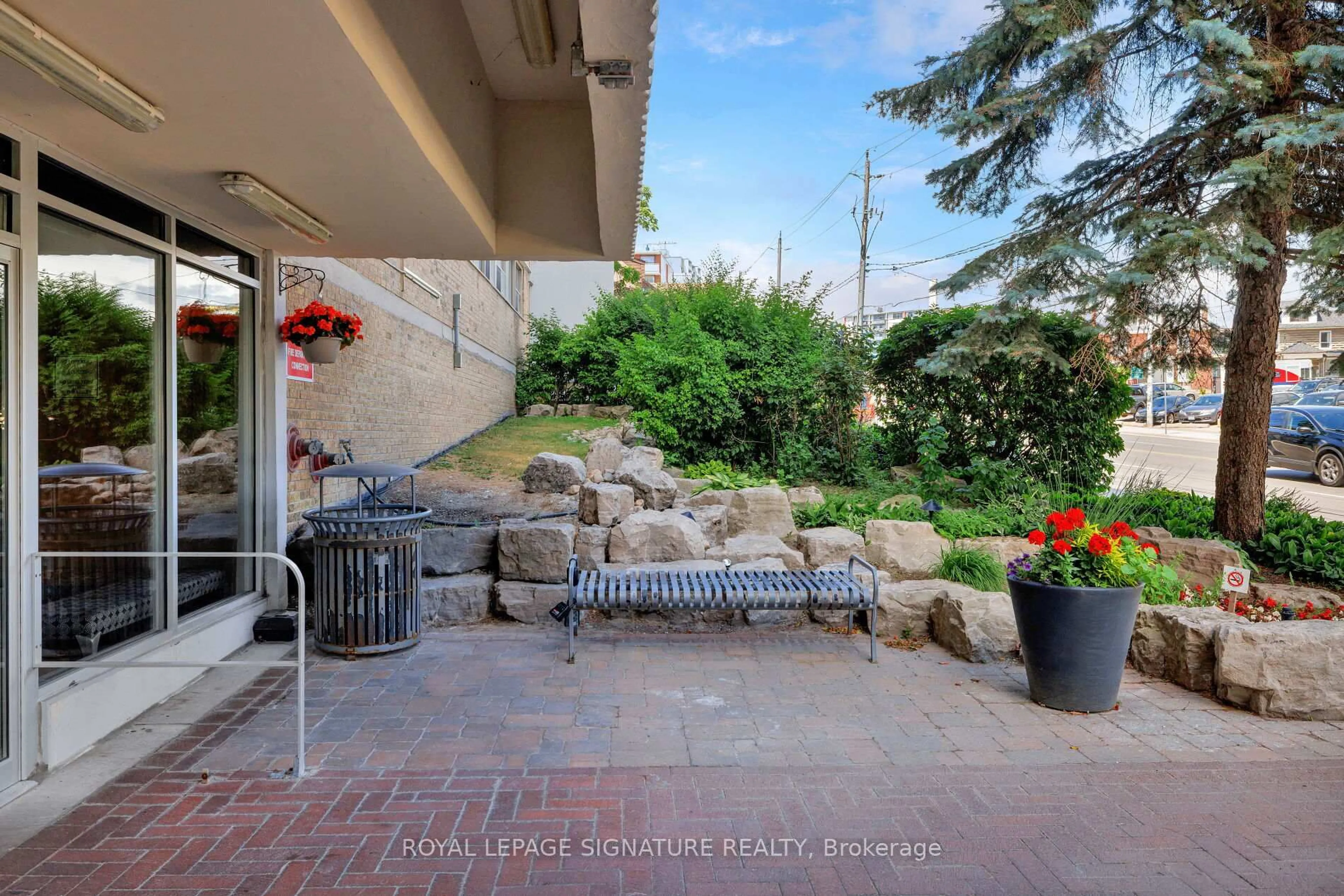 Patio, street for 2130 Weston Rd #PH5, Toronto Ontario M9N 3R9