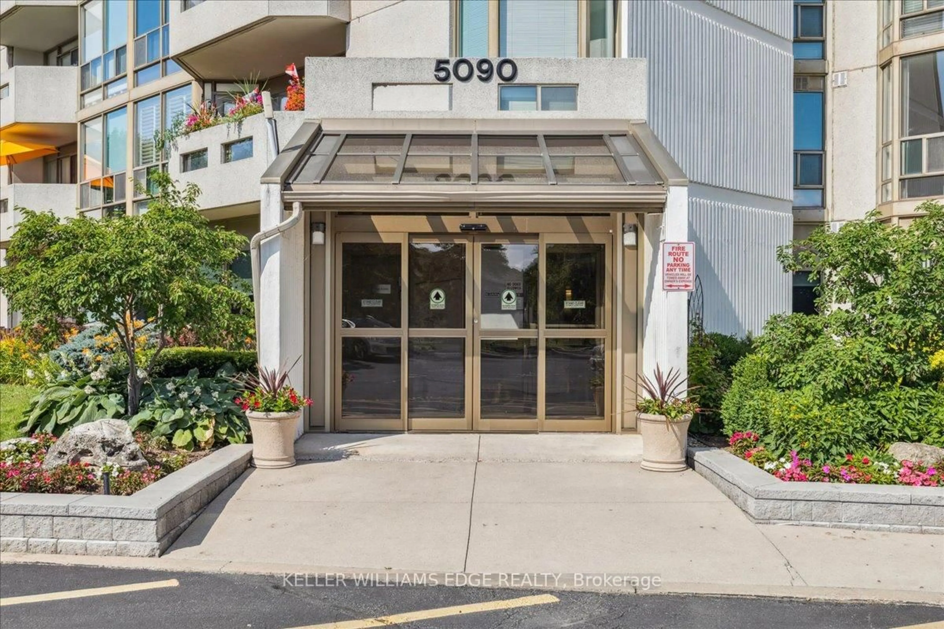 Indoor foyer for 5090 Pinedale Ave #302, Burlington Ontario L7L 3V8