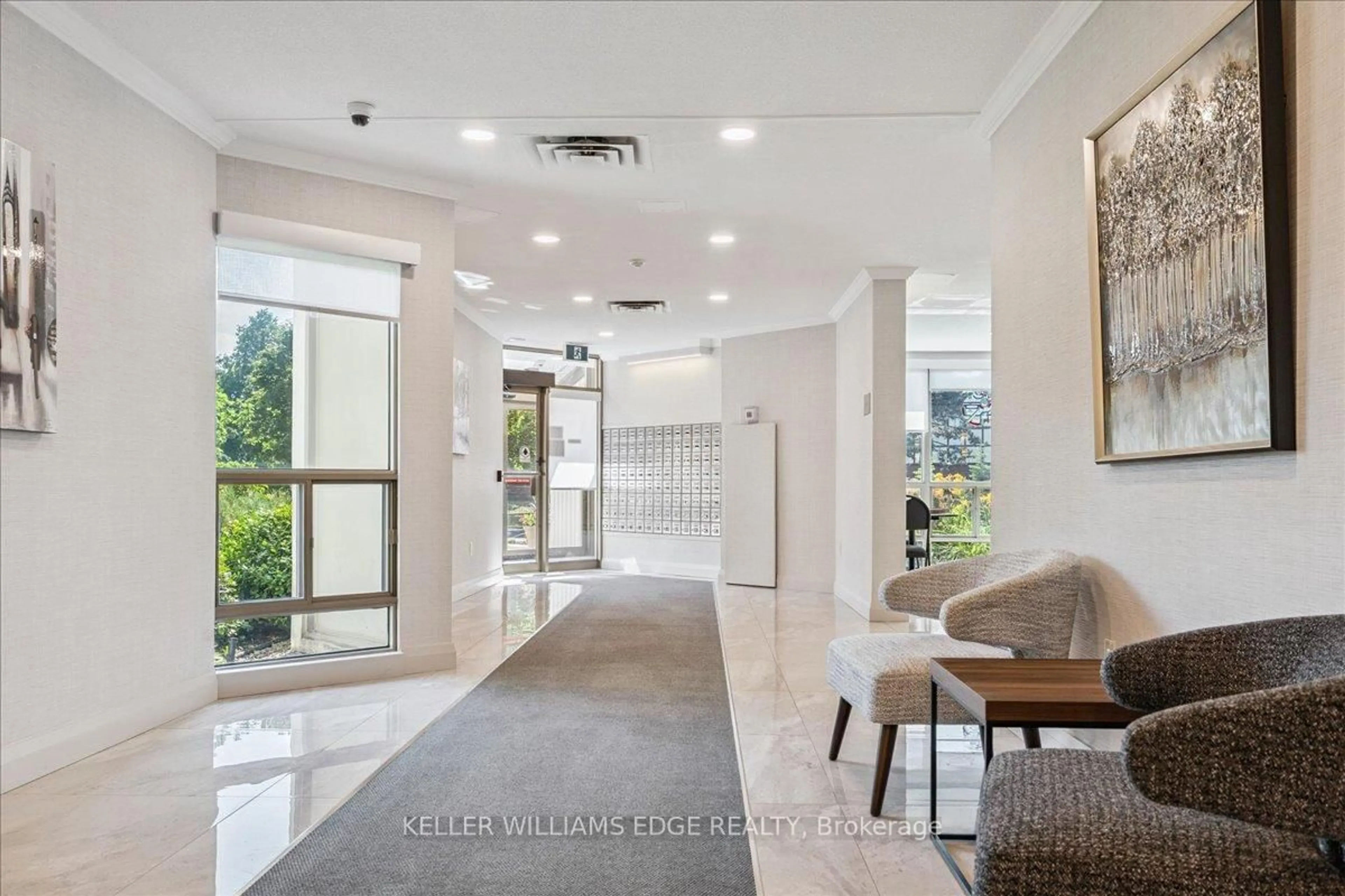 Indoor foyer for 5090 Pinedale Ave #302, Burlington Ontario L7L 3V8
