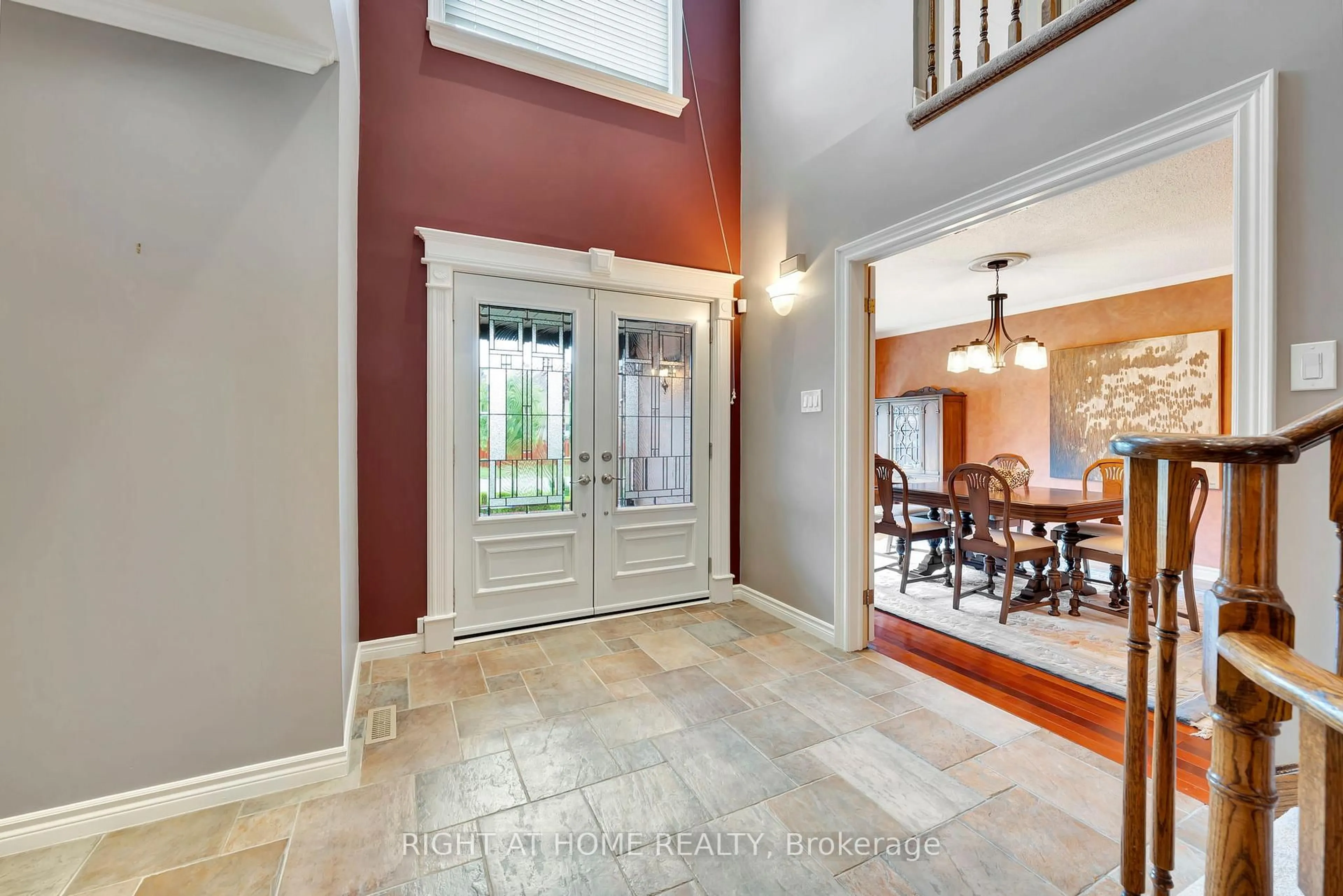 Indoor entryway for 1511 Ravensmoor Cres, Mississauga Ontario L5M 3L3