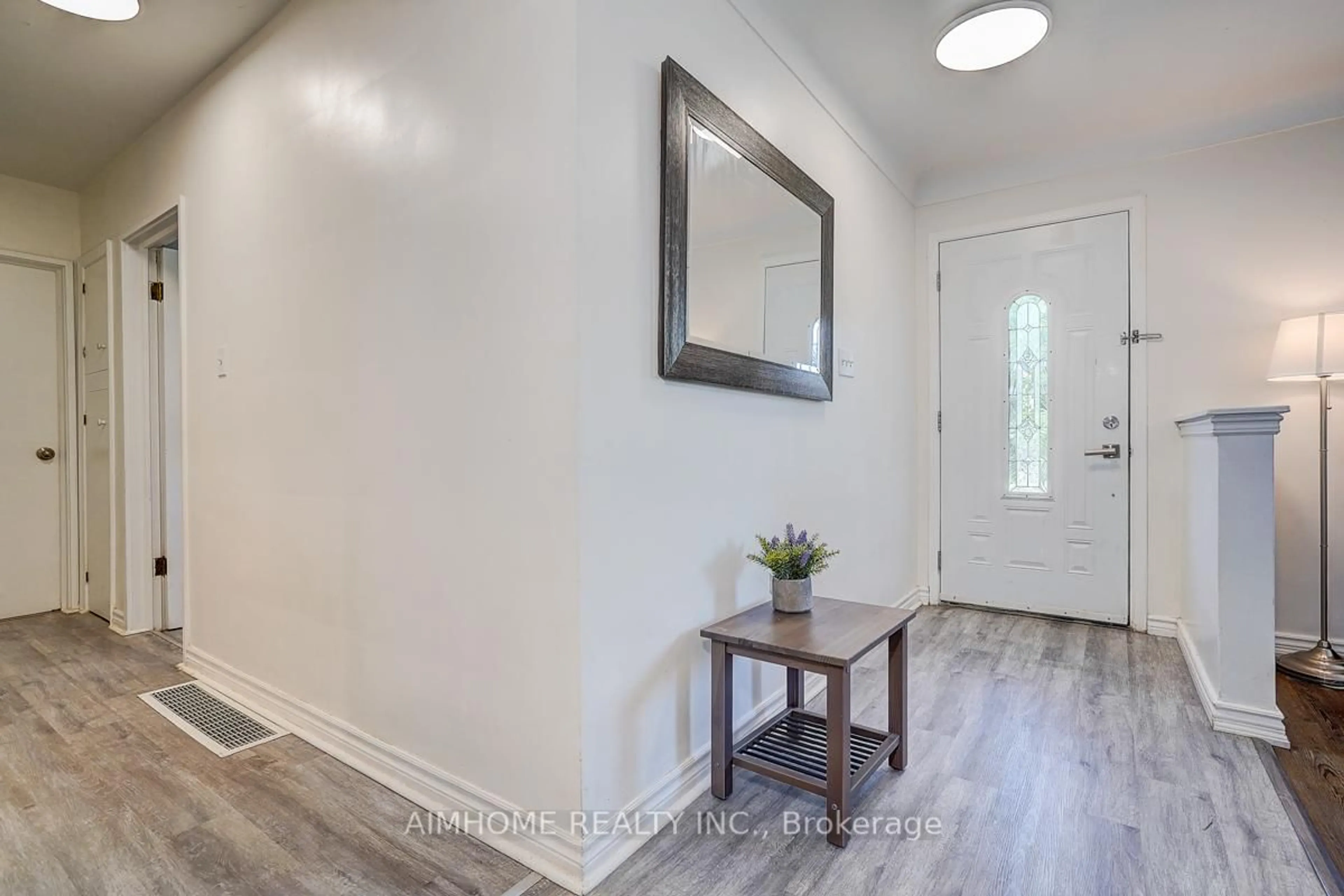 Indoor entryway for 238 KENT Cres, Burlington Ontario L7L 4T1