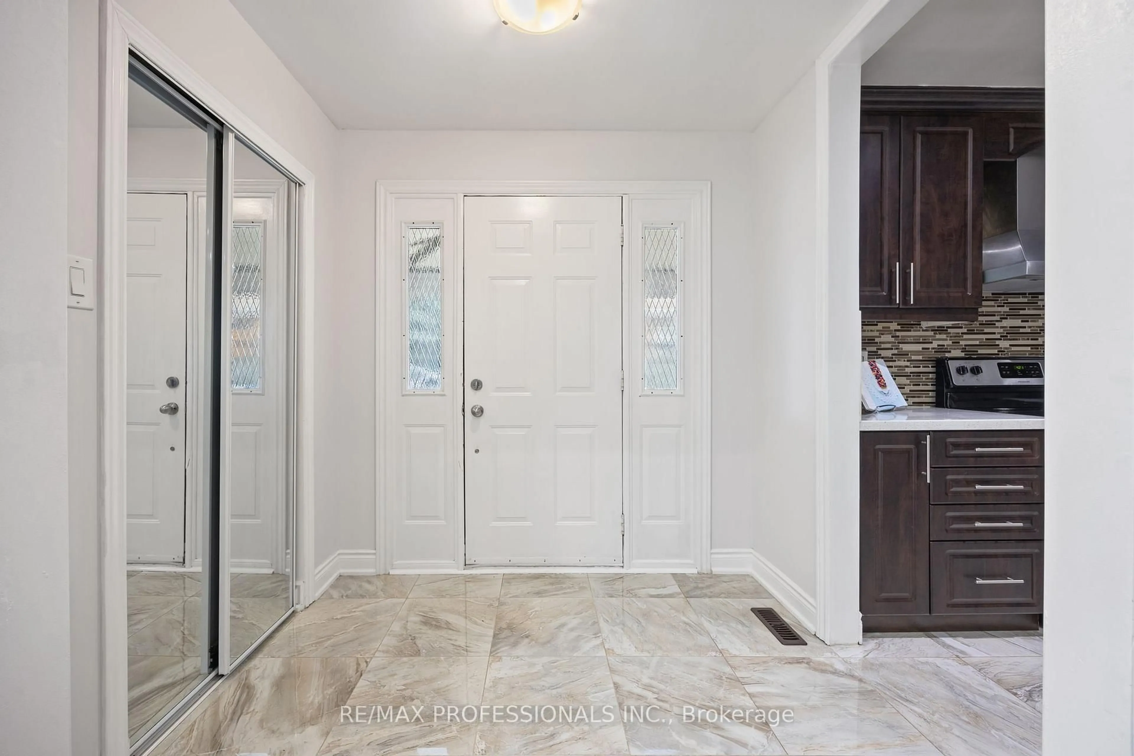 Indoor entryway for 38 Dalraith Cres, Brampton Ontario L6T 2X5