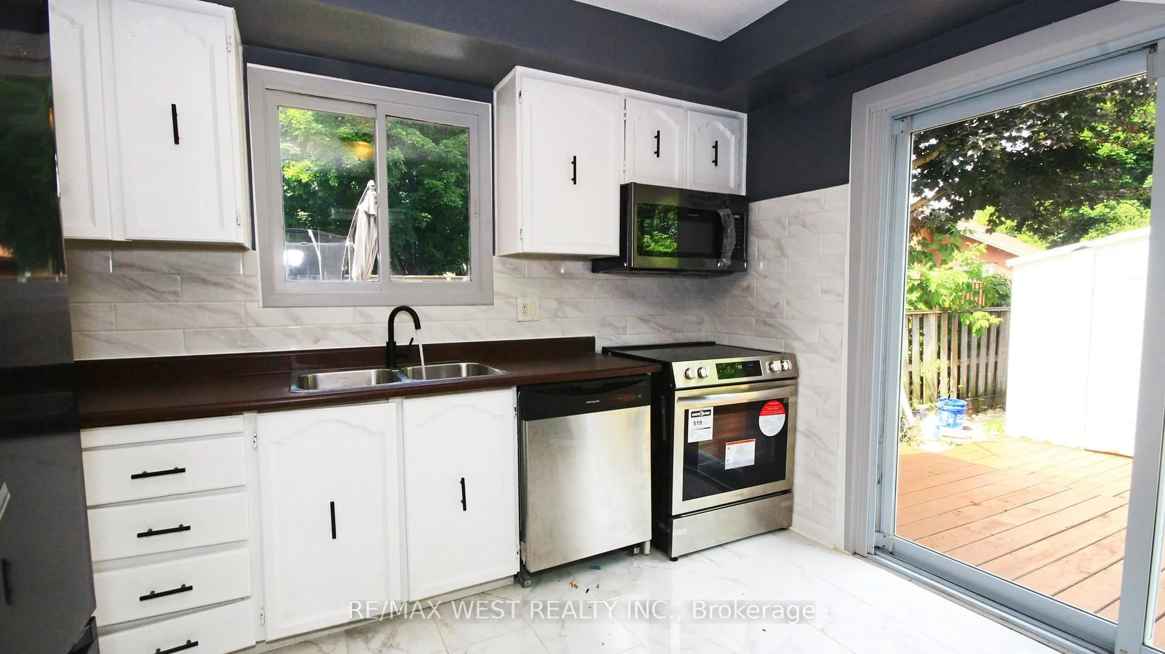 Standard kitchen, ceramic/tile floor for 148 Fanshawe Dr, Brampton Ontario L6Z 1B1
