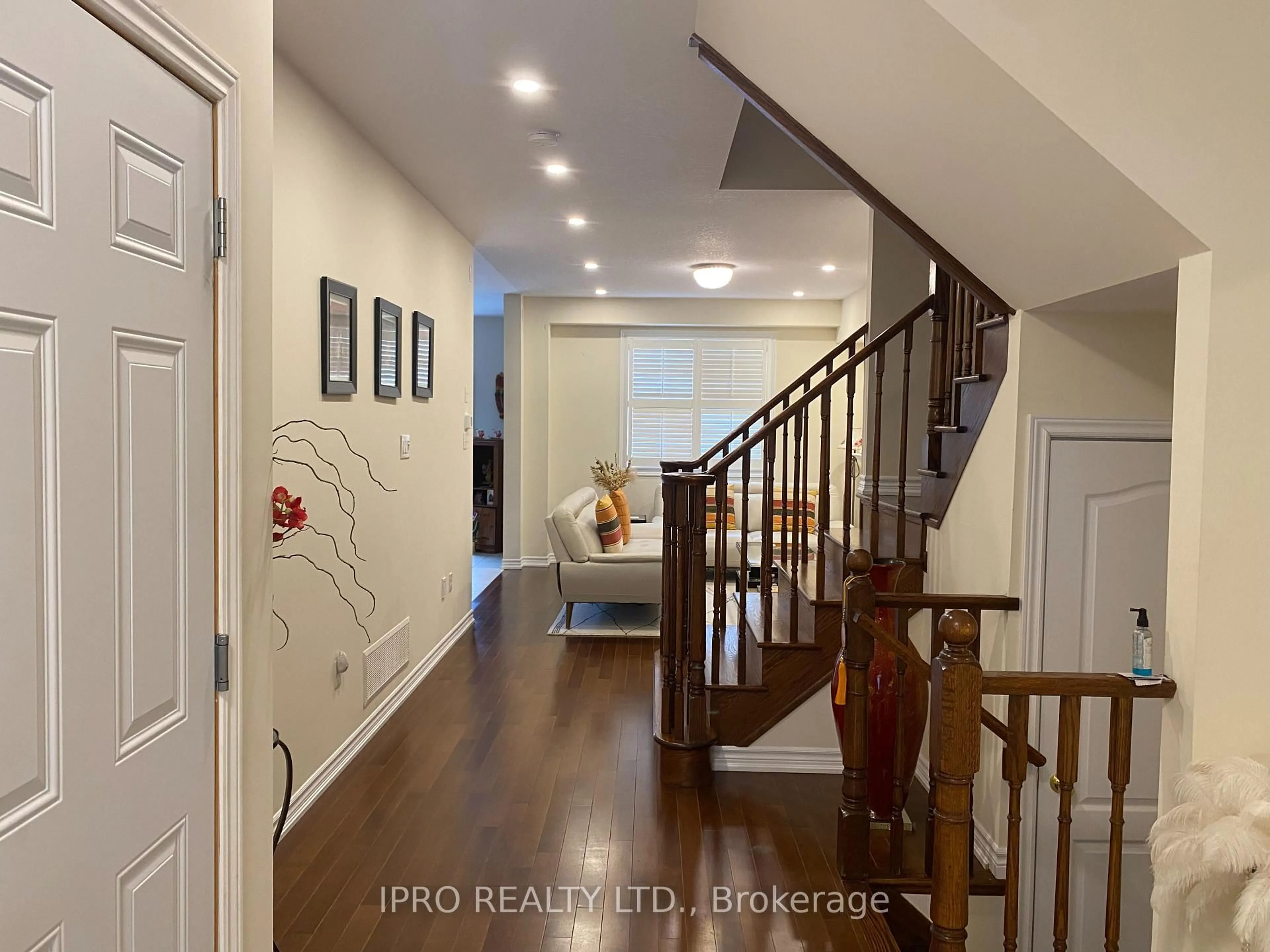 Indoor entryway for 624 Murray Meadows Pl, Milton Ontario L9T 8L7