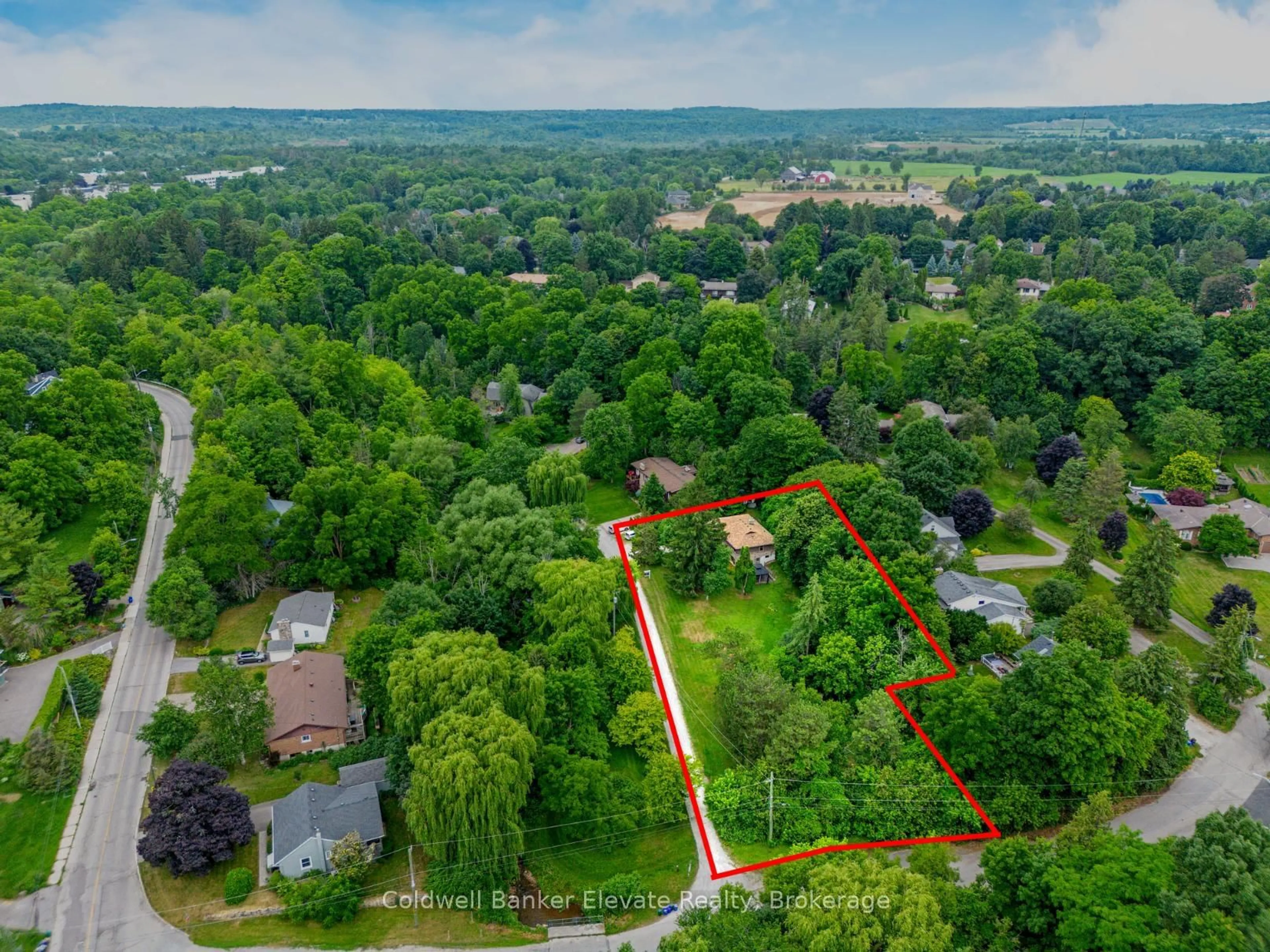 A pic from outside/outdoor area/front of a property/back of a property/a pic from drone, forest/trees view for 8 Ann St, Halton Hills Ontario L7G 2V2