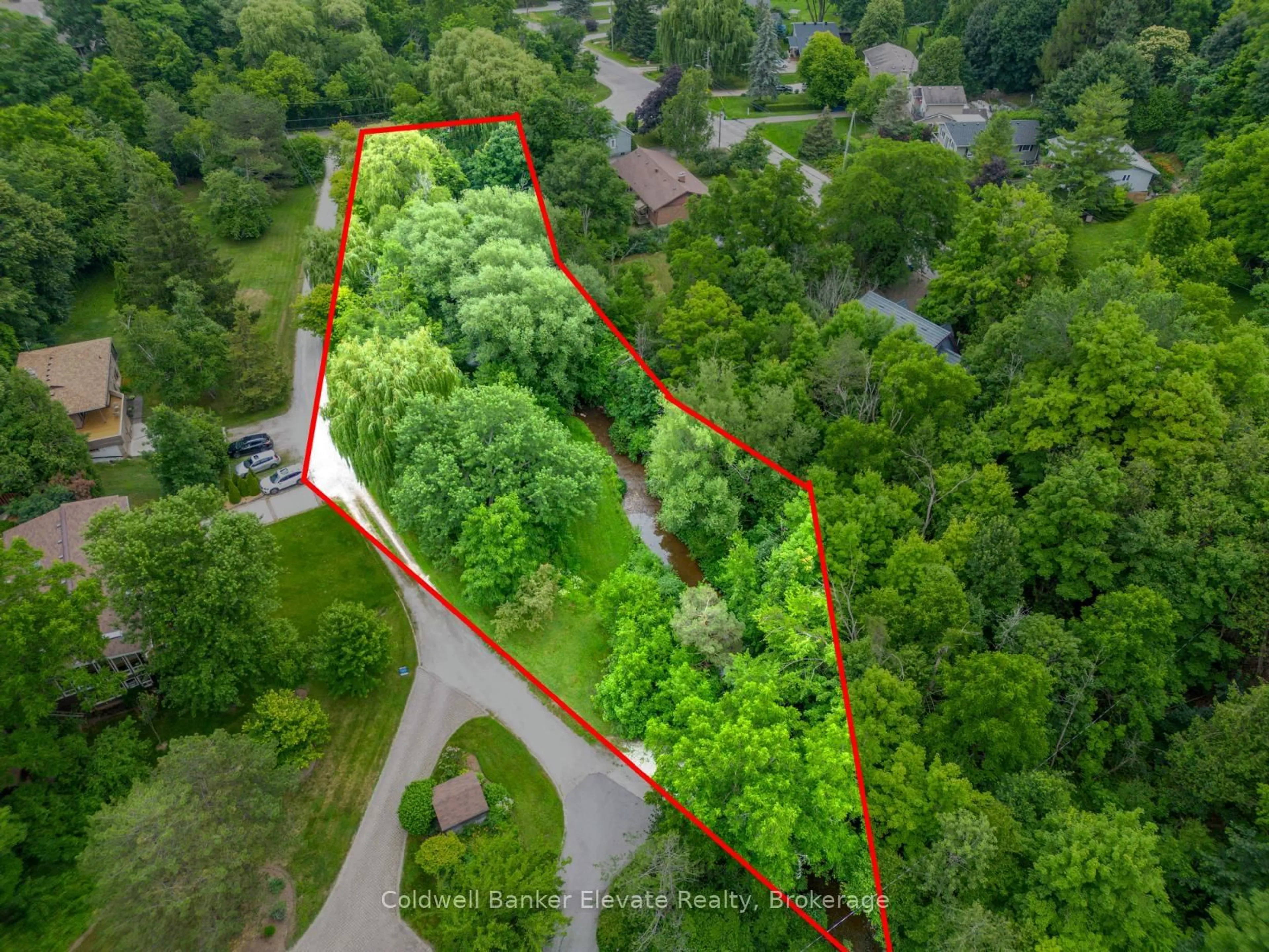 A pic from outside/outdoor area/front of a property/back of a property/a pic from drone, forest/trees view for 8 Ann St, Halton Hills Ontario L7G 2V2
