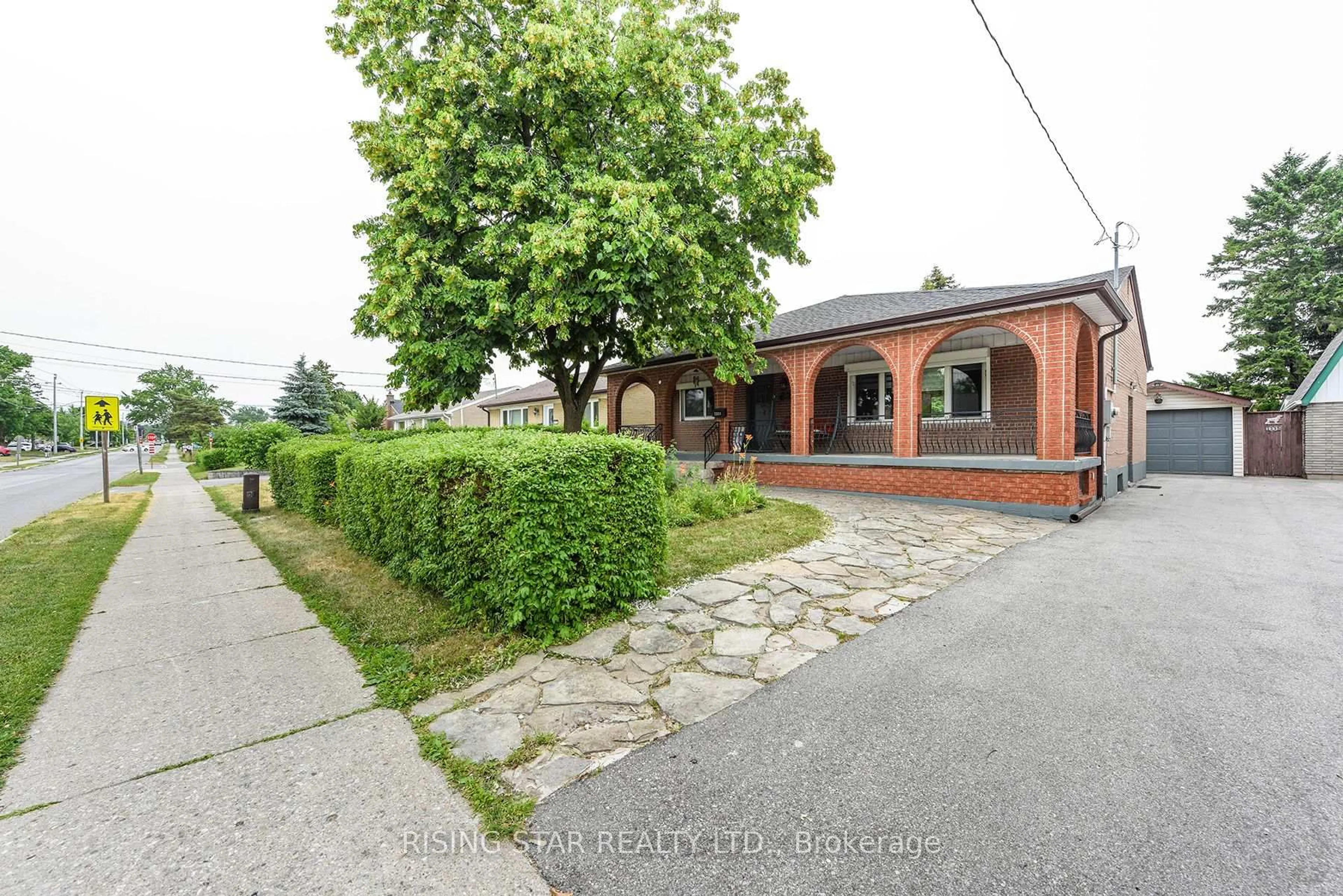 Patio, street for 3331 Etude Dr, Mississauga Ontario L4T 1T4
