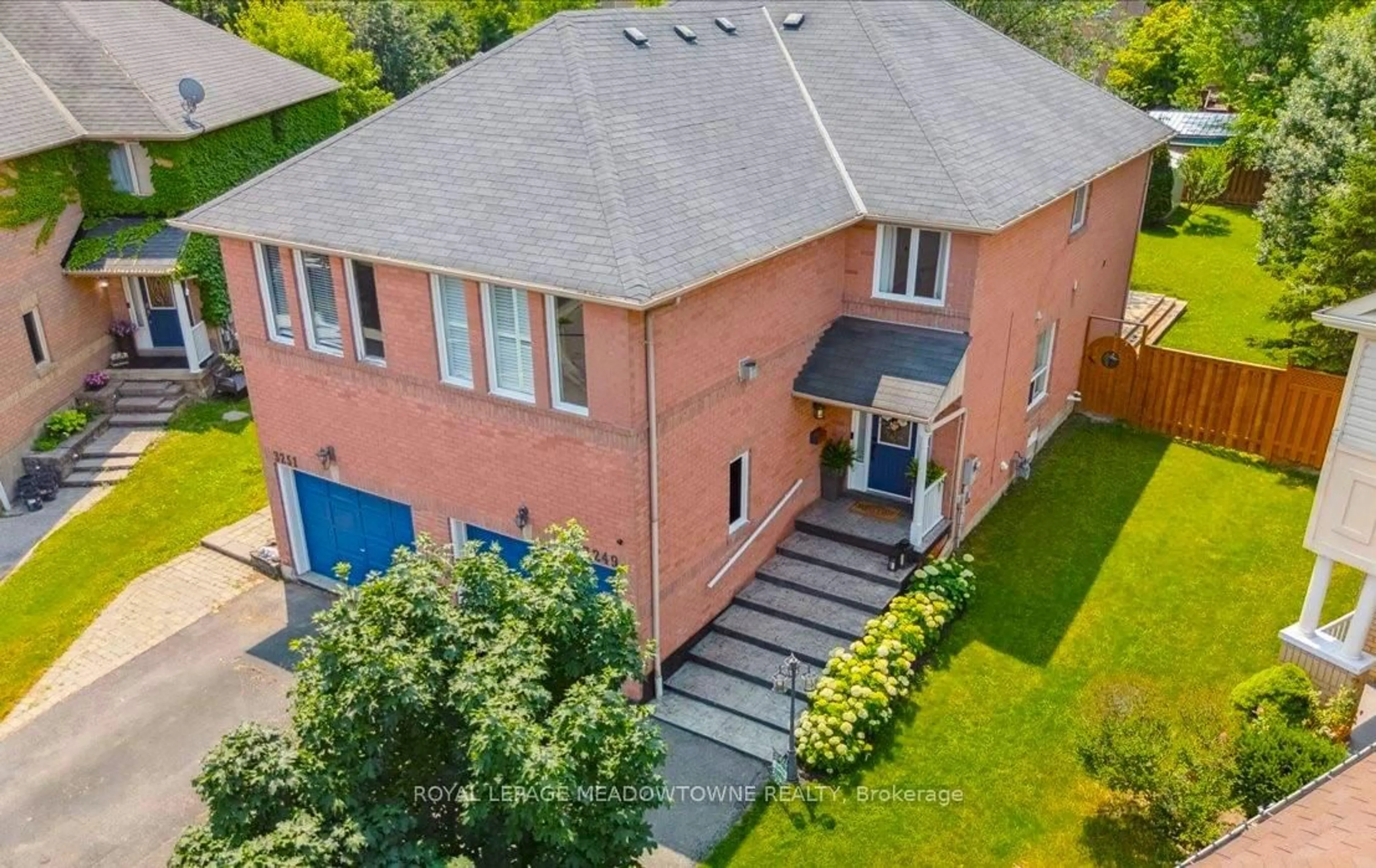 A pic from outside/outdoor area/front of a property/back of a property/a pic from drone, building for 3249 Tortola Crt, Mississauga Ontario L5N 7C4