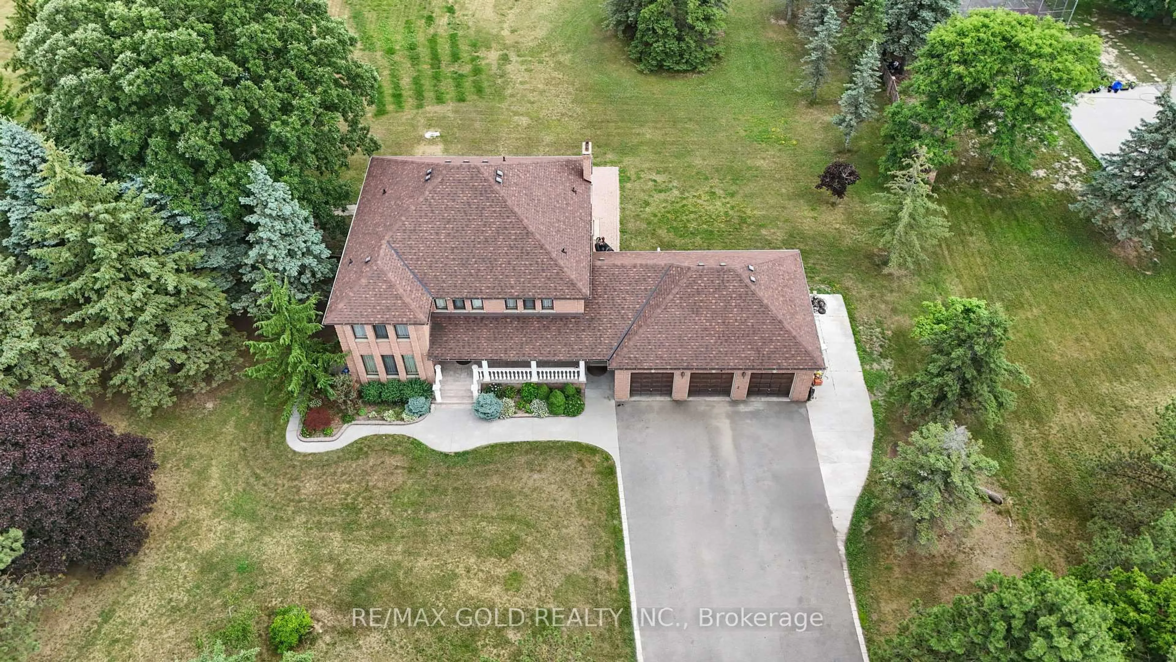 A pic from outside/outdoor area/front of a property/back of a property/a pic from drone, street for 8 Ryckman Lane, Brampton Ontario L6P 0C7