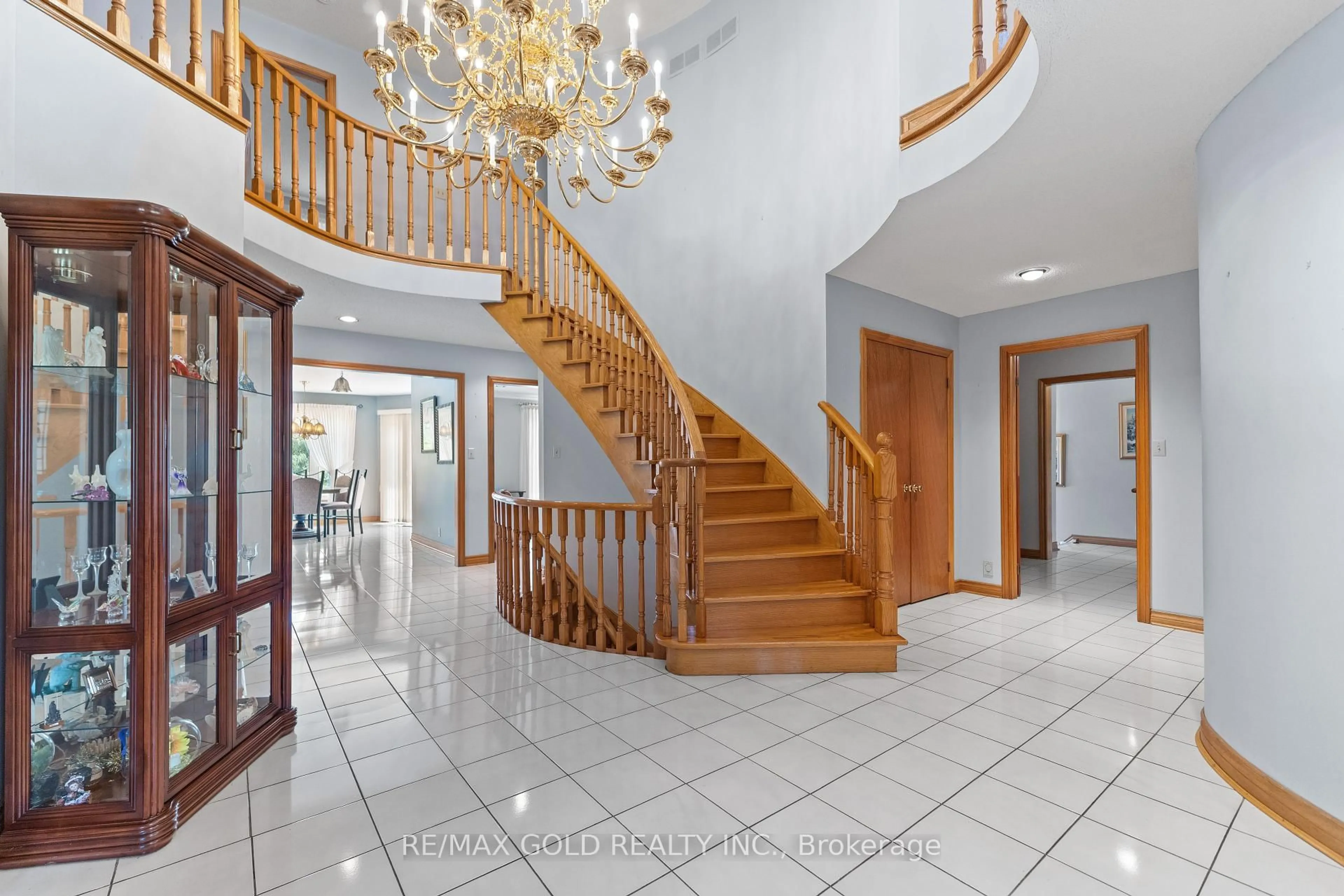 Indoor foyer for 8 Ryckman Lane, Brampton Ontario L6P 0C7