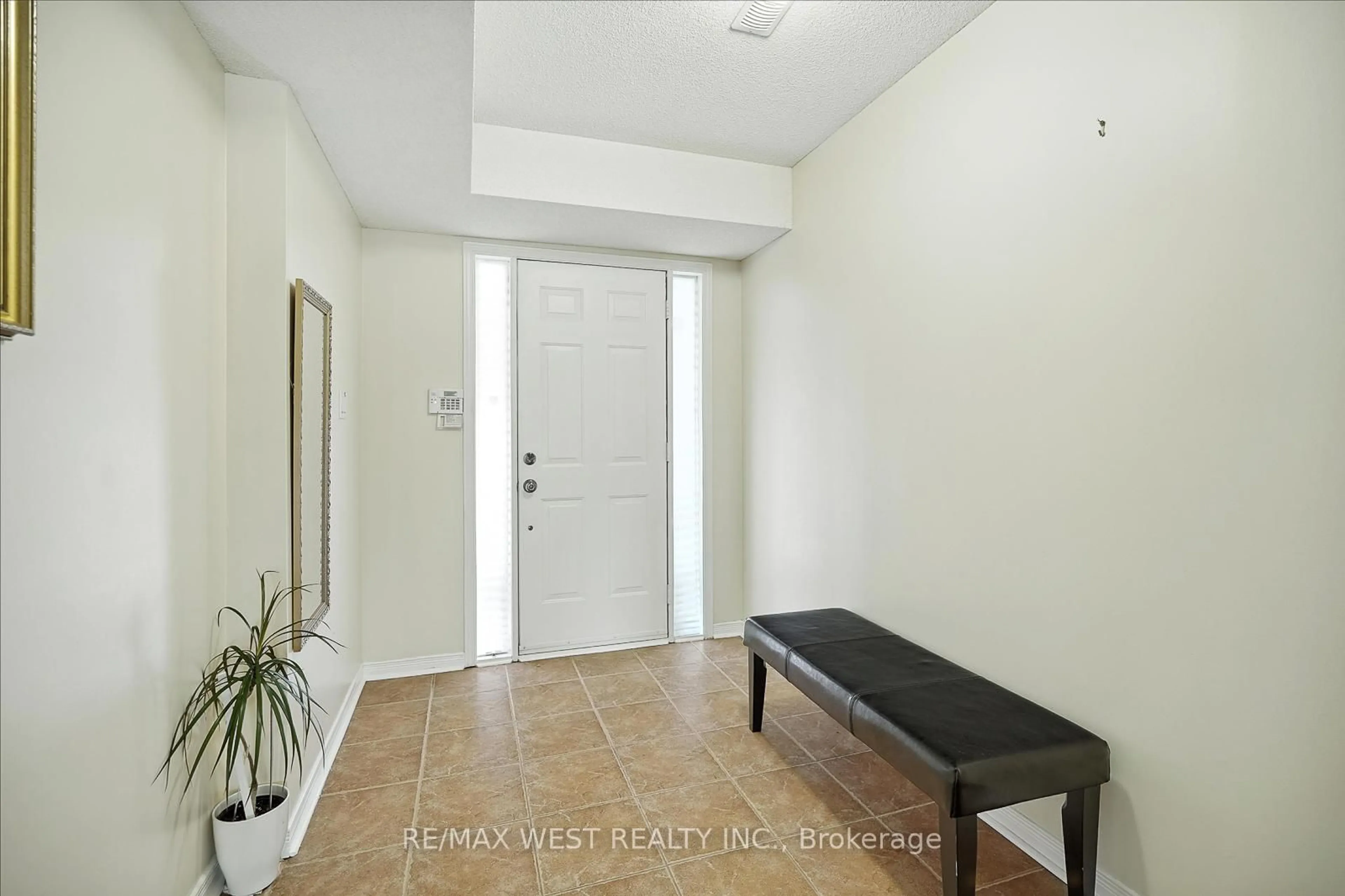 Indoor entryway for 7035 Rexwood Rd #5, Mississauga Ontario L4T 4M6