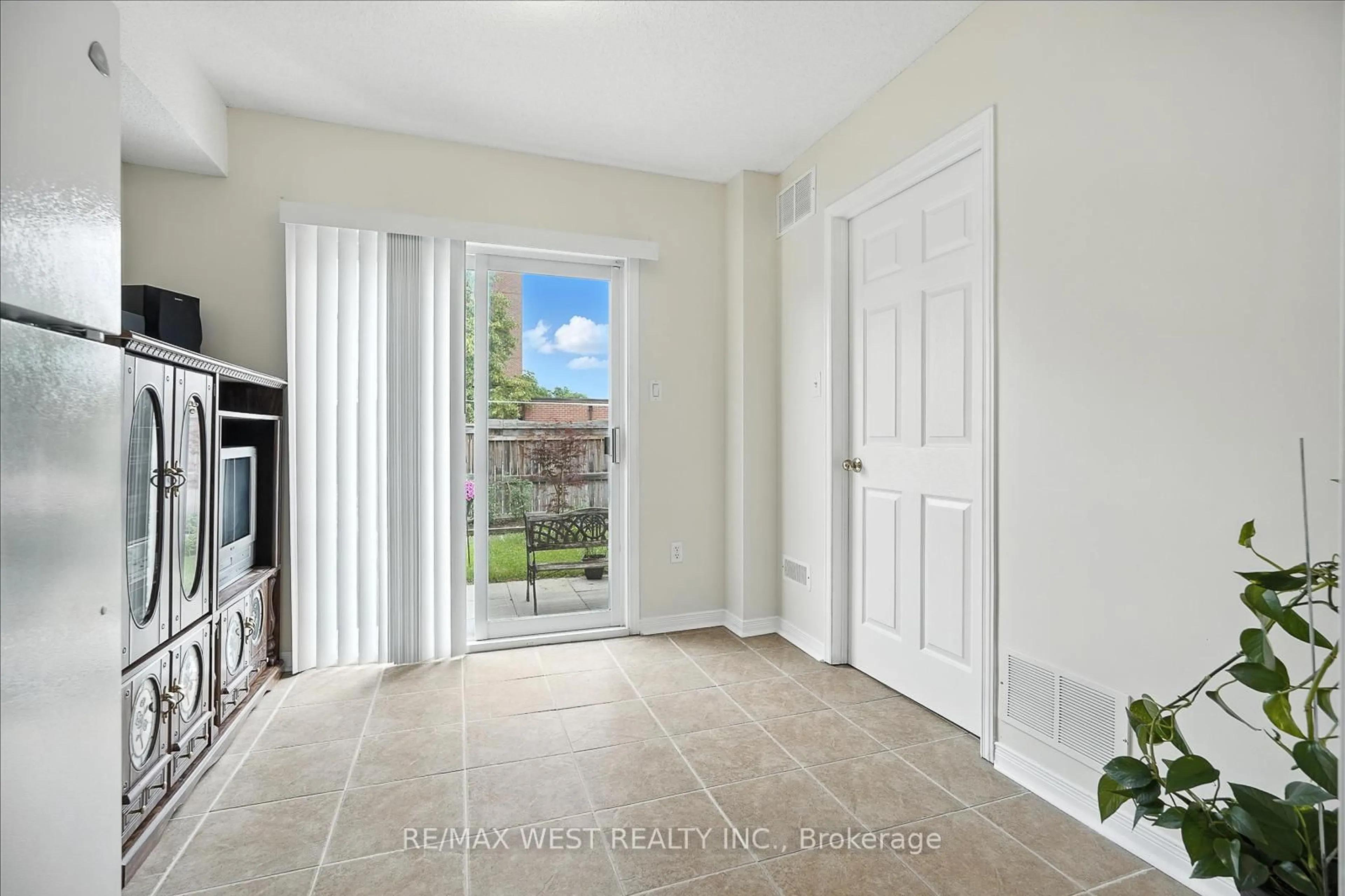 Indoor entryway for 7035 Rexwood Rd #5, Mississauga Ontario L4T 4M6