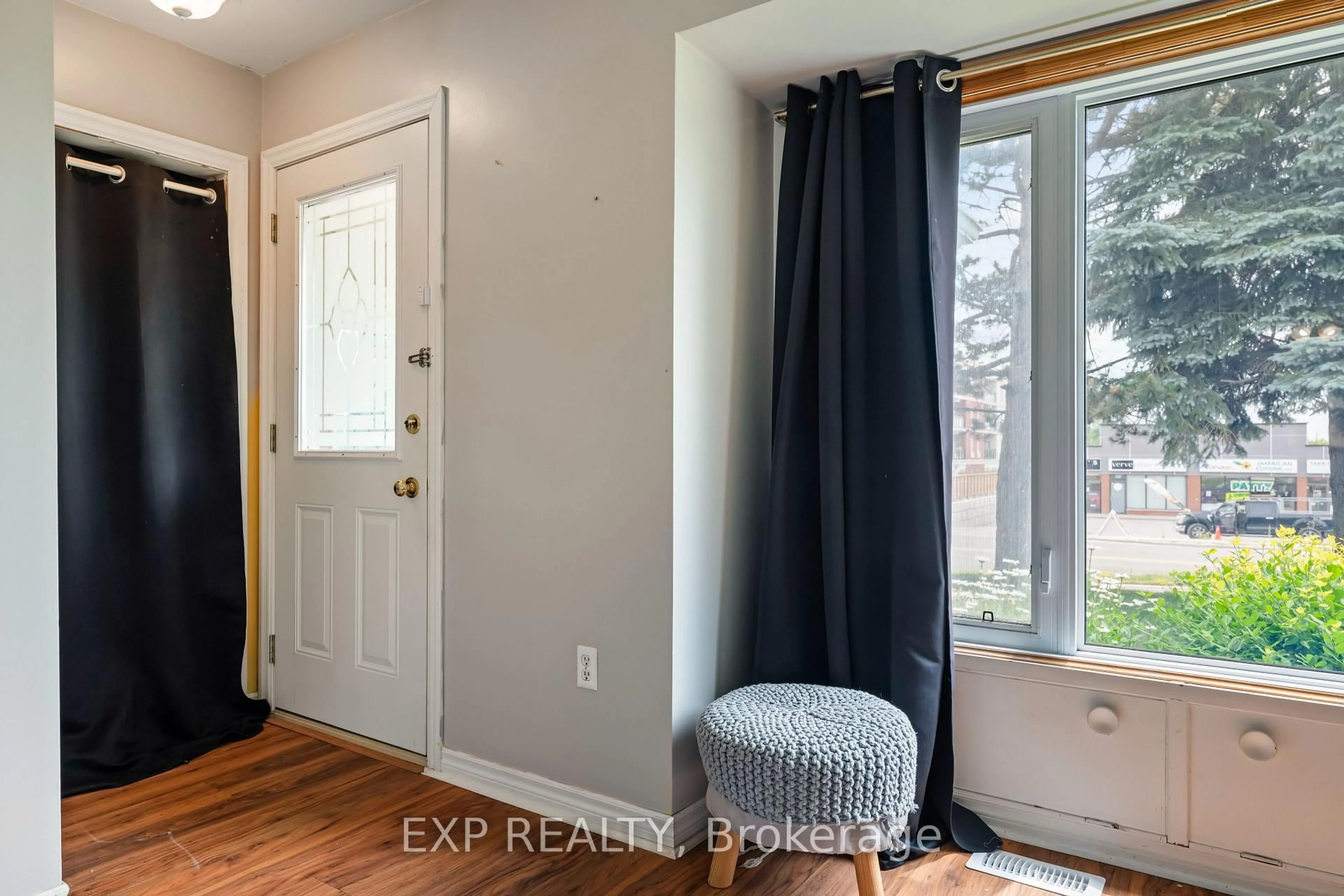Indoor entryway for 1 Banting Dr, Orangeville Ontario L9W 2J5
