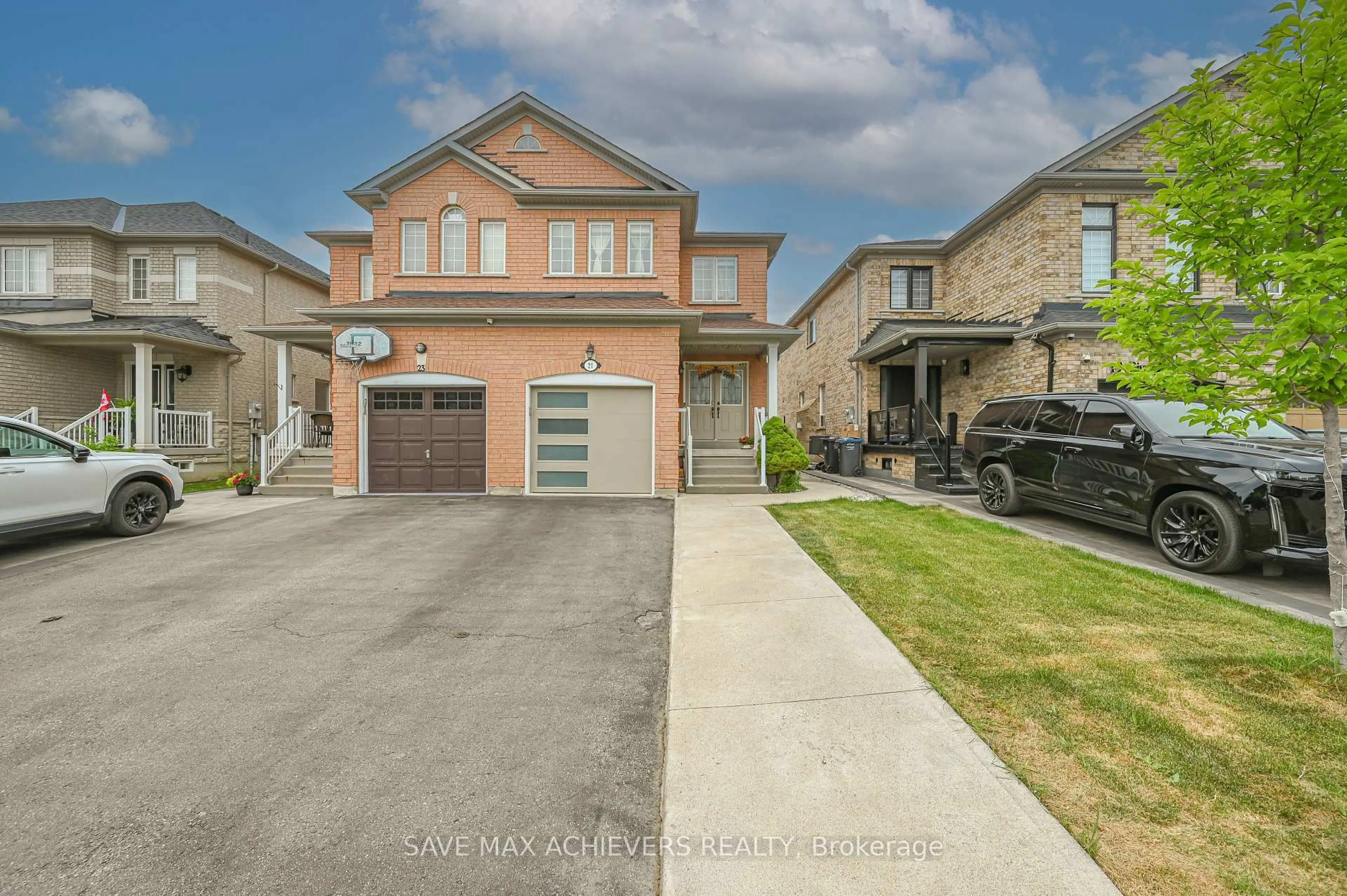 A pic from outside/outdoor area/front of a property/back of a property/a pic from drone, street for 21 Riverplace Cres, Brampton Ontario L6P 2N2