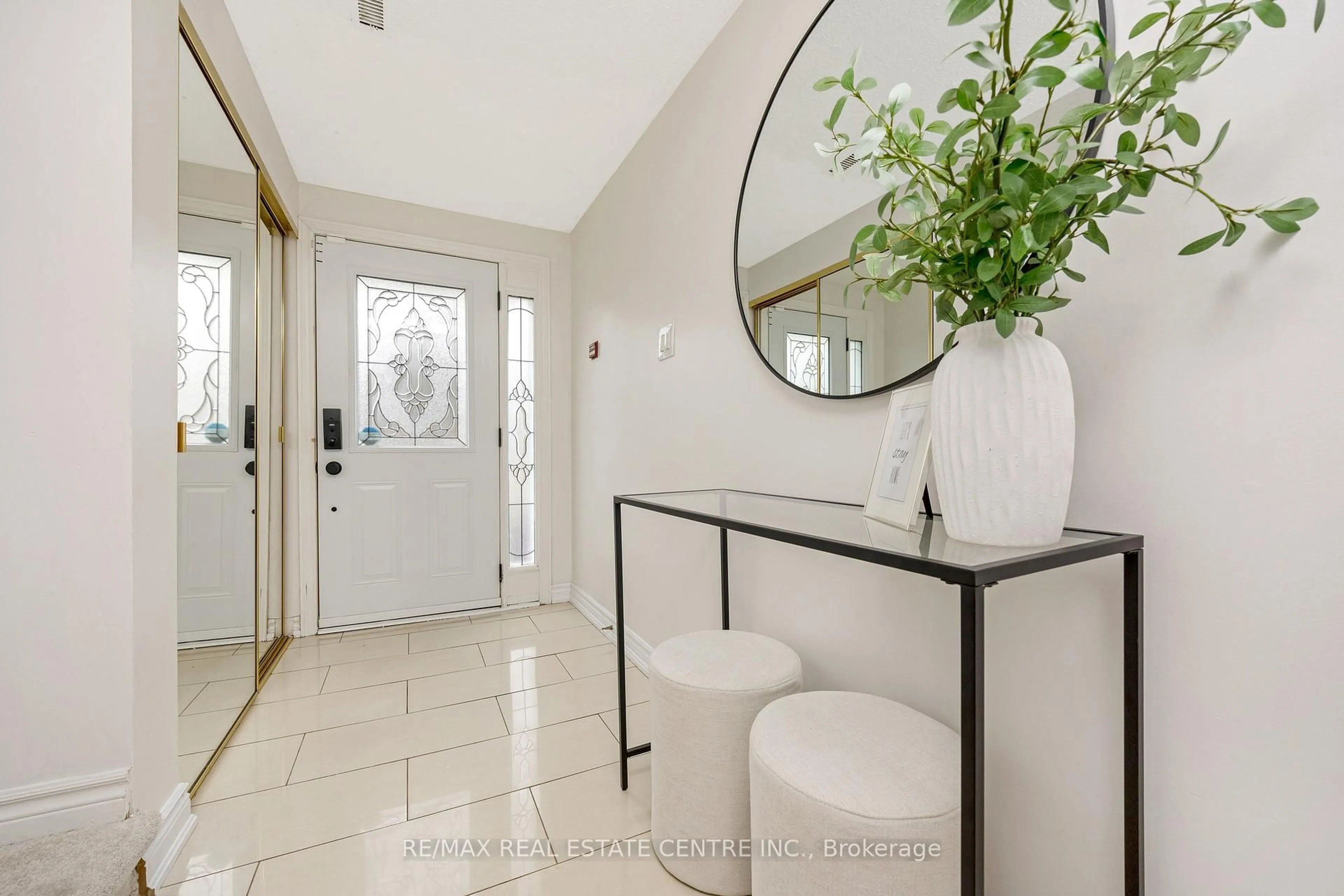 Indoor entryway for 318 Laurier Ave #20, Milton Ontario L9T 3M9