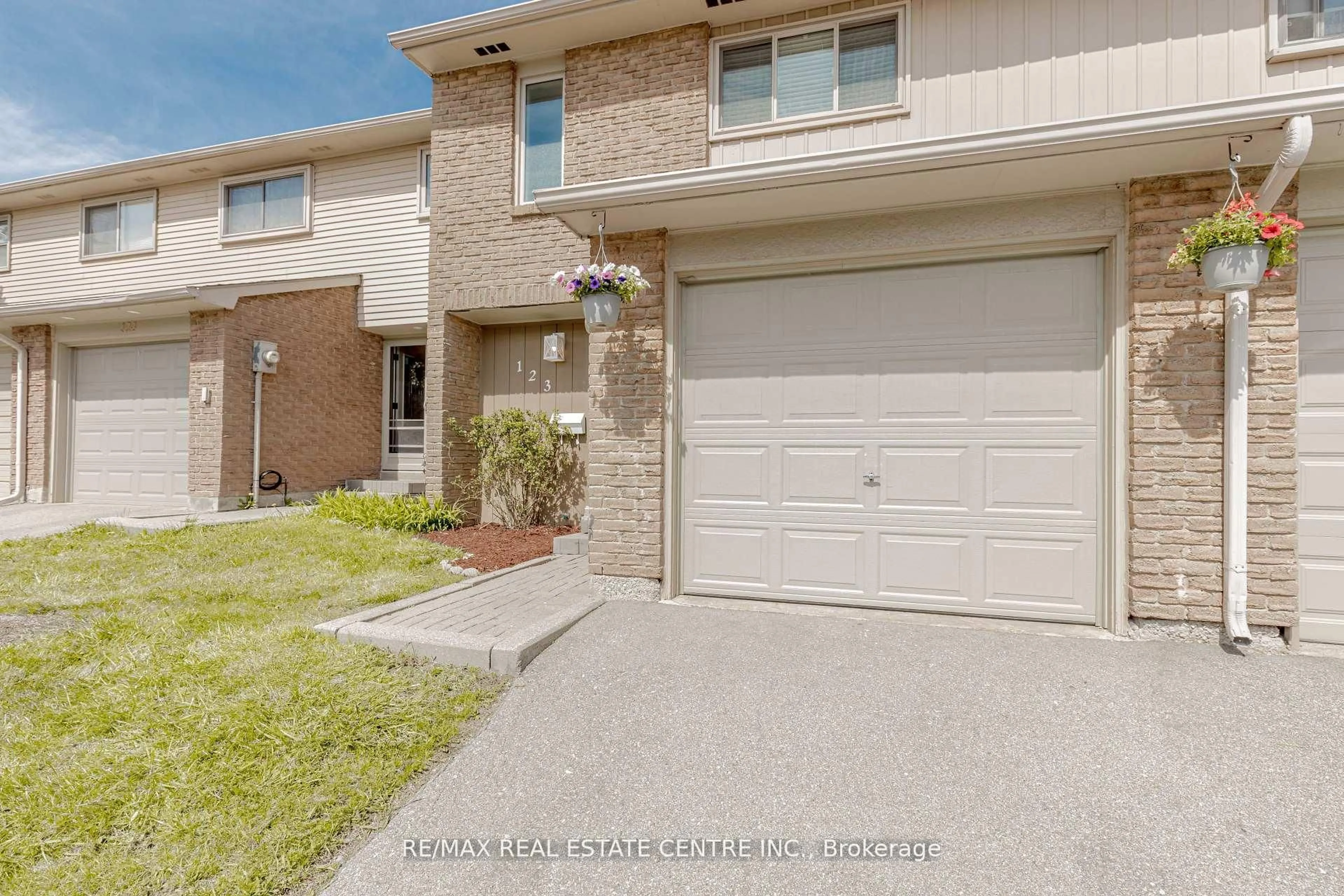 Home with brick exterior material, street for 1526 Lancaster Dr #123, Oakville Ontario L6H 2Z2