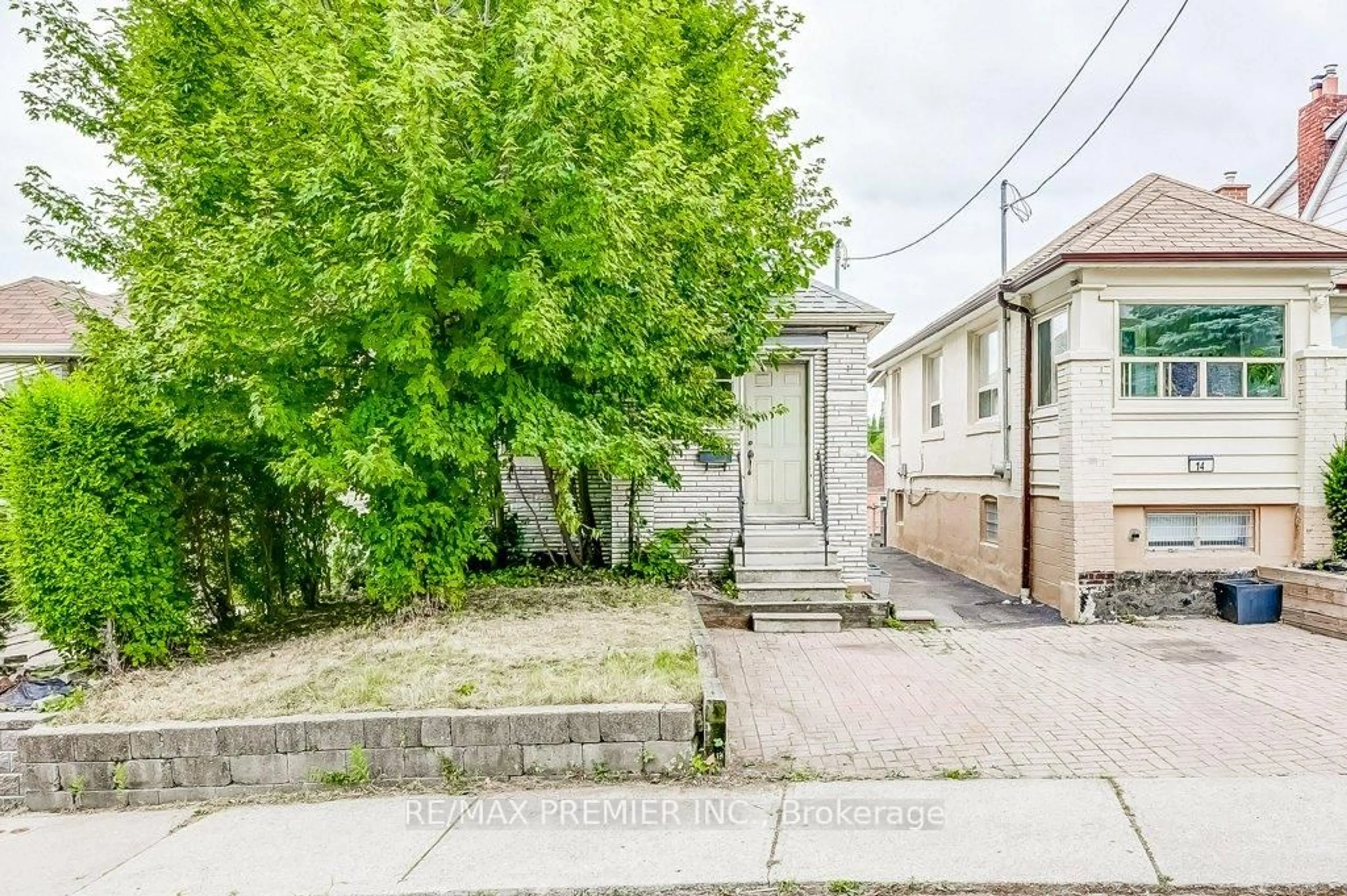 A pic from outside/outdoor area/front of a property/back of a property/a pic from drone, street for 16 Porter Ave Ave, Toronto Ontario M6N 2G9