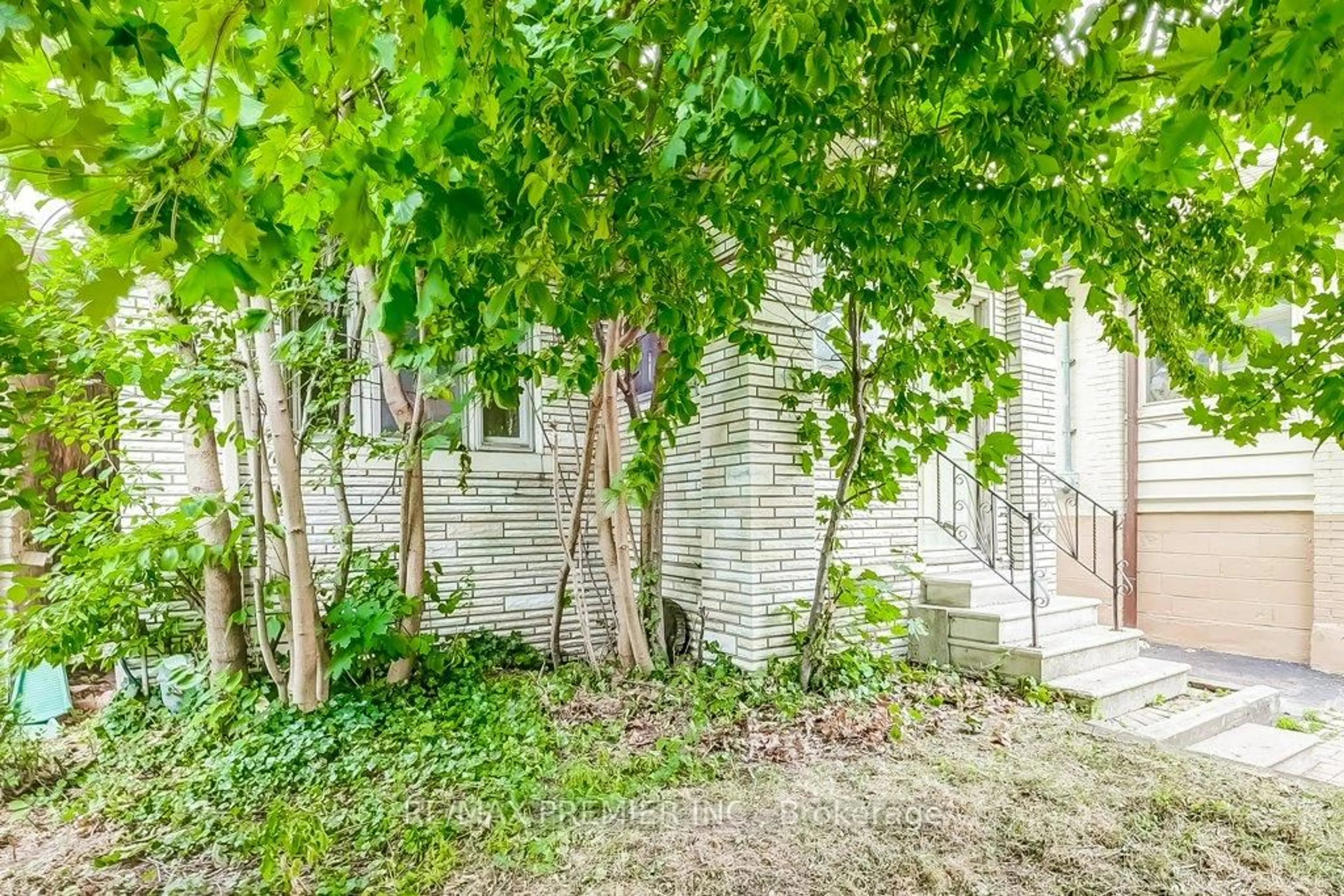 Patio, street for 16 Porter Ave Ave, Toronto Ontario M6N 2G9