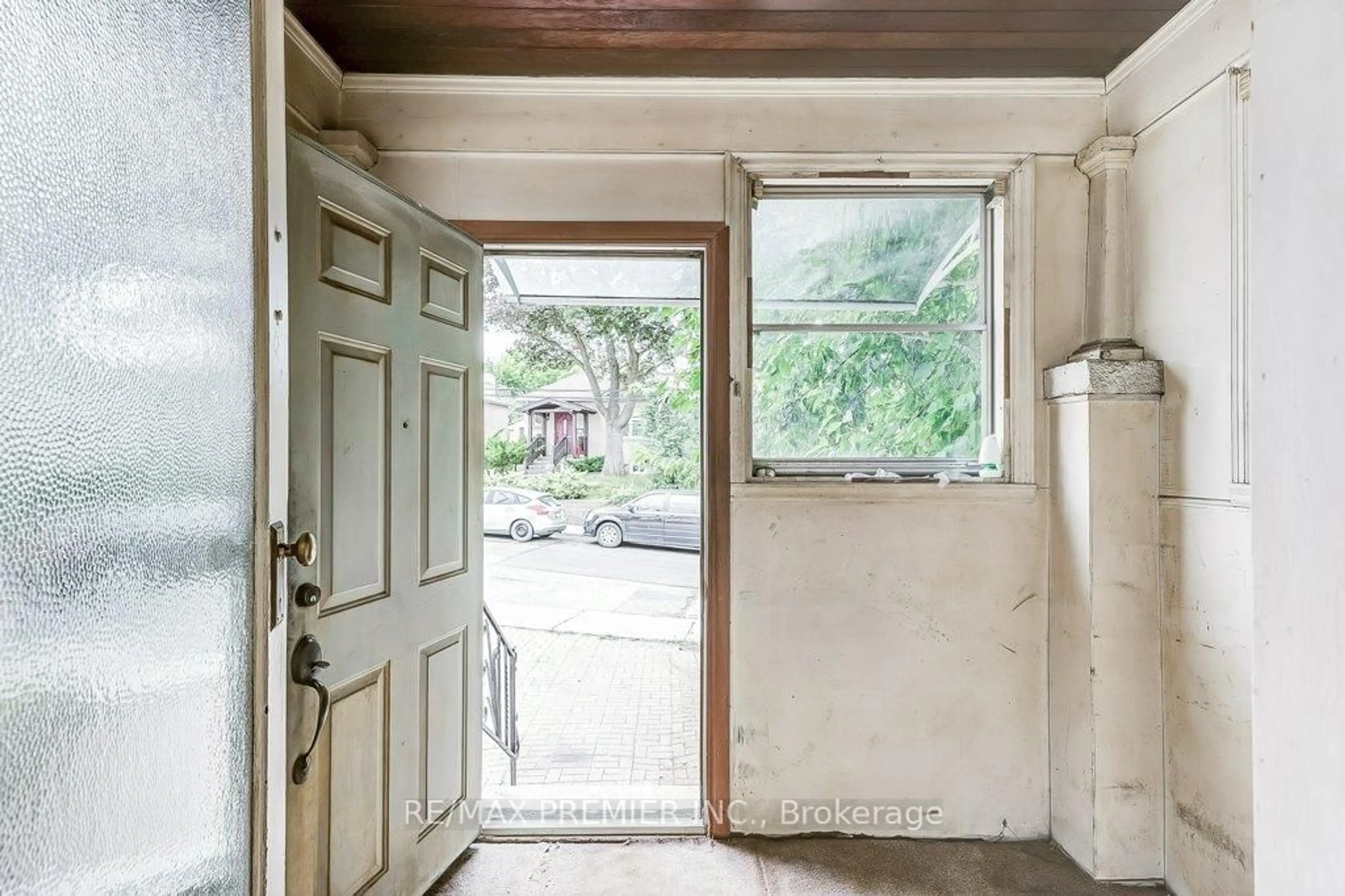 Indoor entryway for 16 Porter Ave Ave, Toronto Ontario M6N 2G9