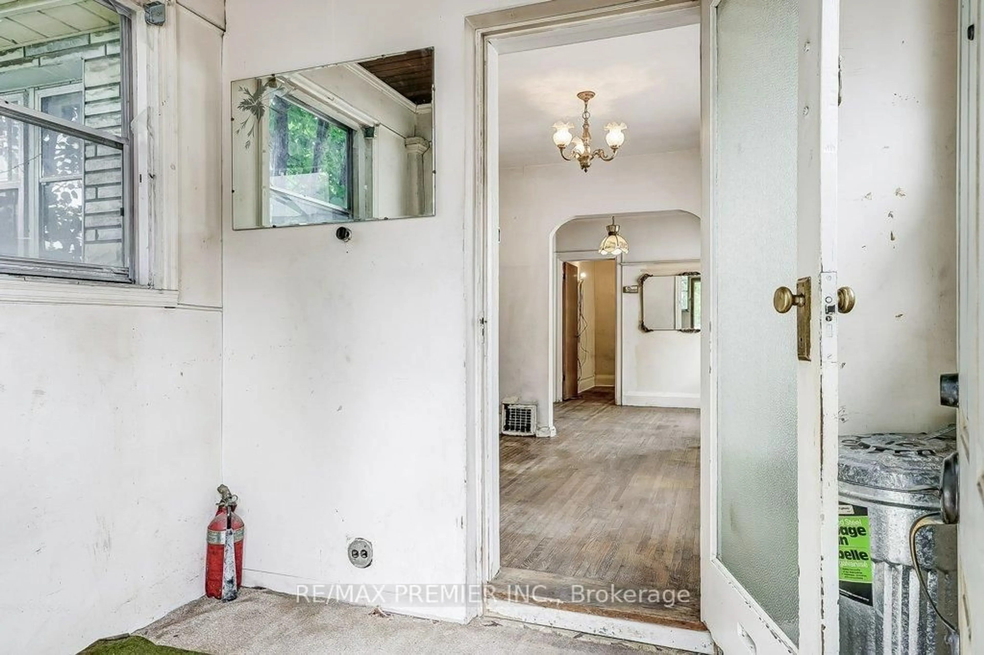 Indoor entryway for 16 Porter Ave Ave, Toronto Ontario M6N 2G9