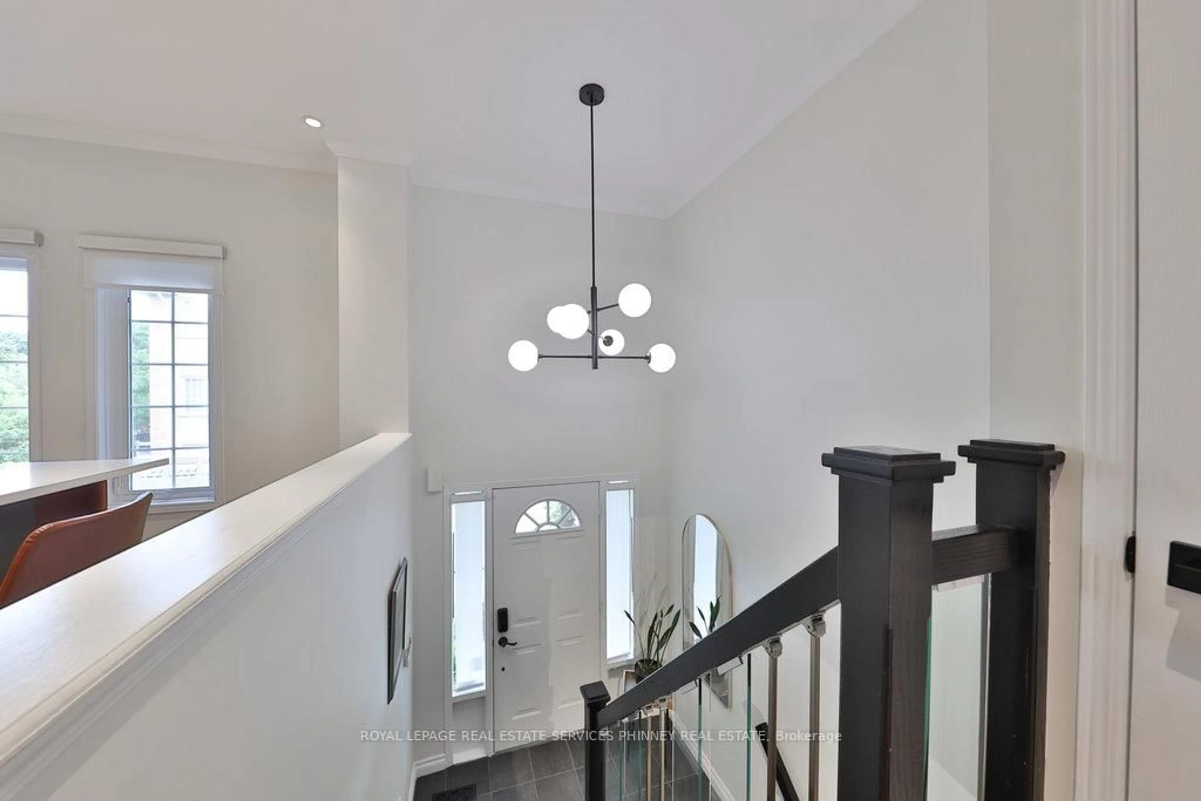 Indoor foyer for 1130 Cawthra Rd #48, Mississauga Ontario L5G 4V7
