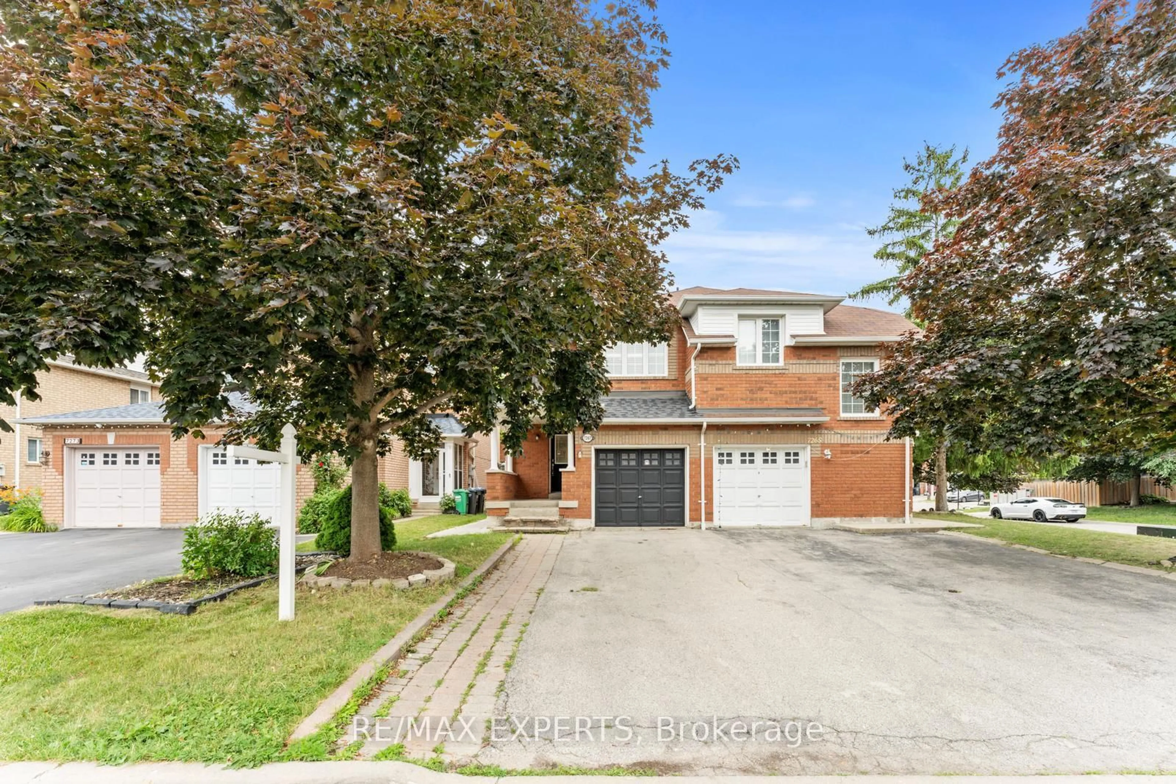 A pic from outside/outdoor area/front of a property/back of a property/a pic from drone, street for 7267 FRONTIER Rdge, Mississauga Ontario L5N 7P9
