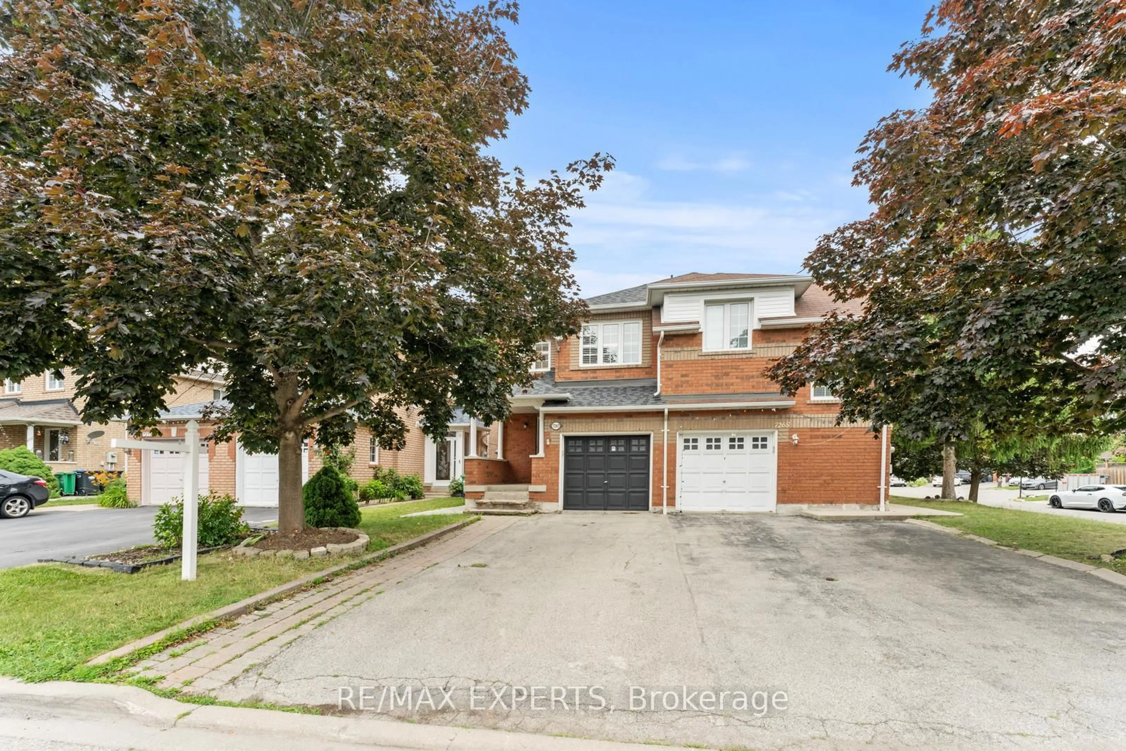 Home with brick exterior material, street for 7267 FRONTIER Rdge, Mississauga Ontario L5N 7P9