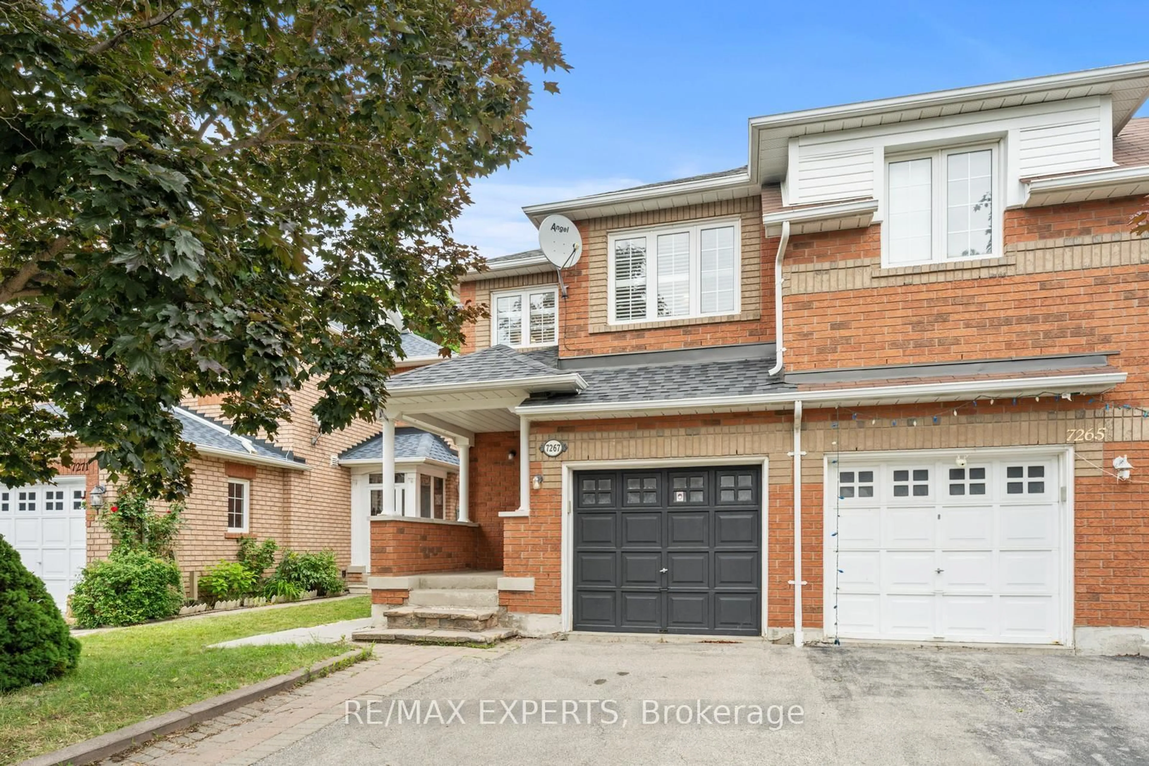 Home with brick exterior material, street for 7267 FRONTIER Rdge, Mississauga Ontario L5N 7P9