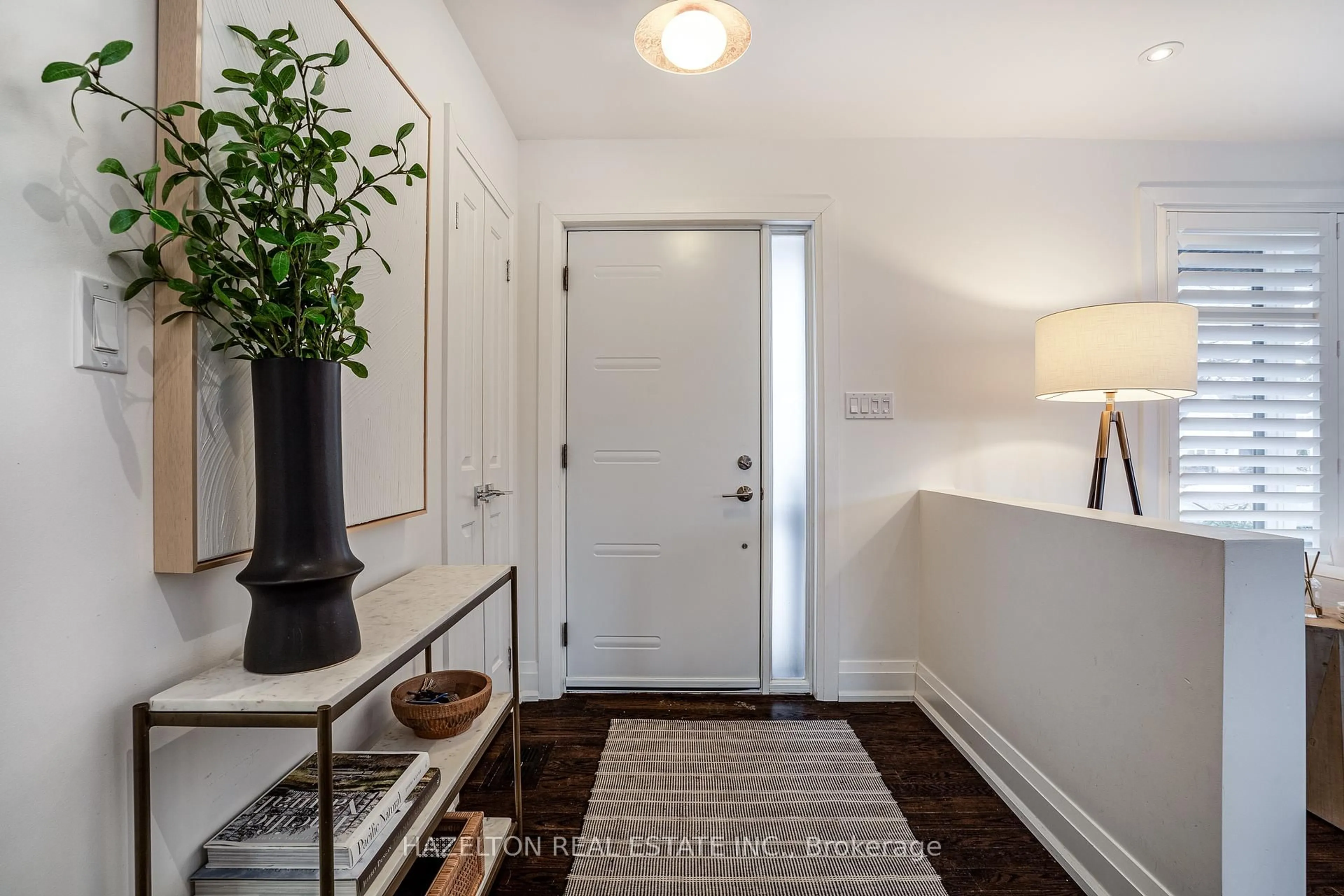Indoor entryway for 1171 Tisdale St, Oakville Ontario L6L 2S9