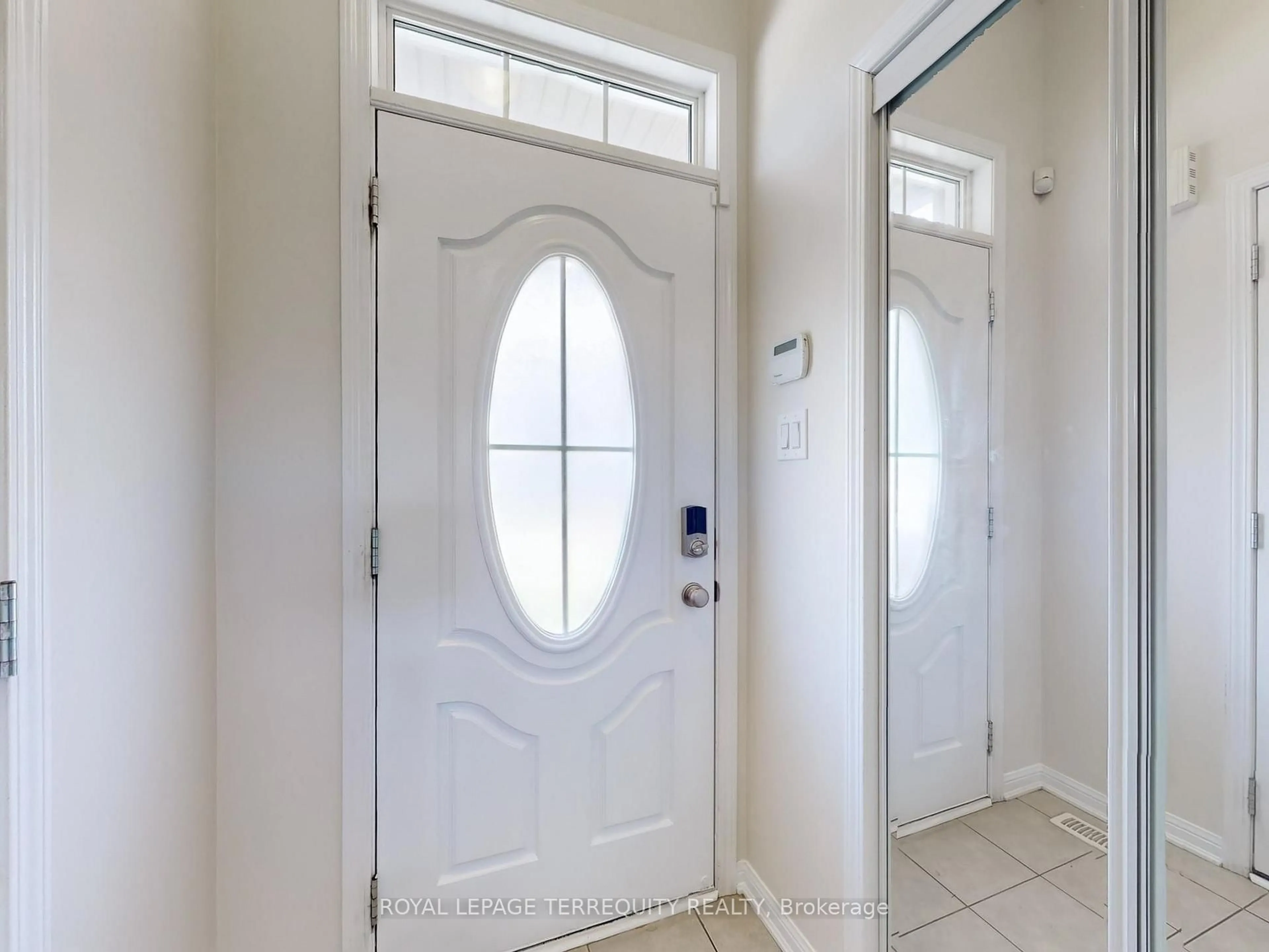 Indoor entryway for 879 Brassard Circ, Milton Ontario L9T 8E2